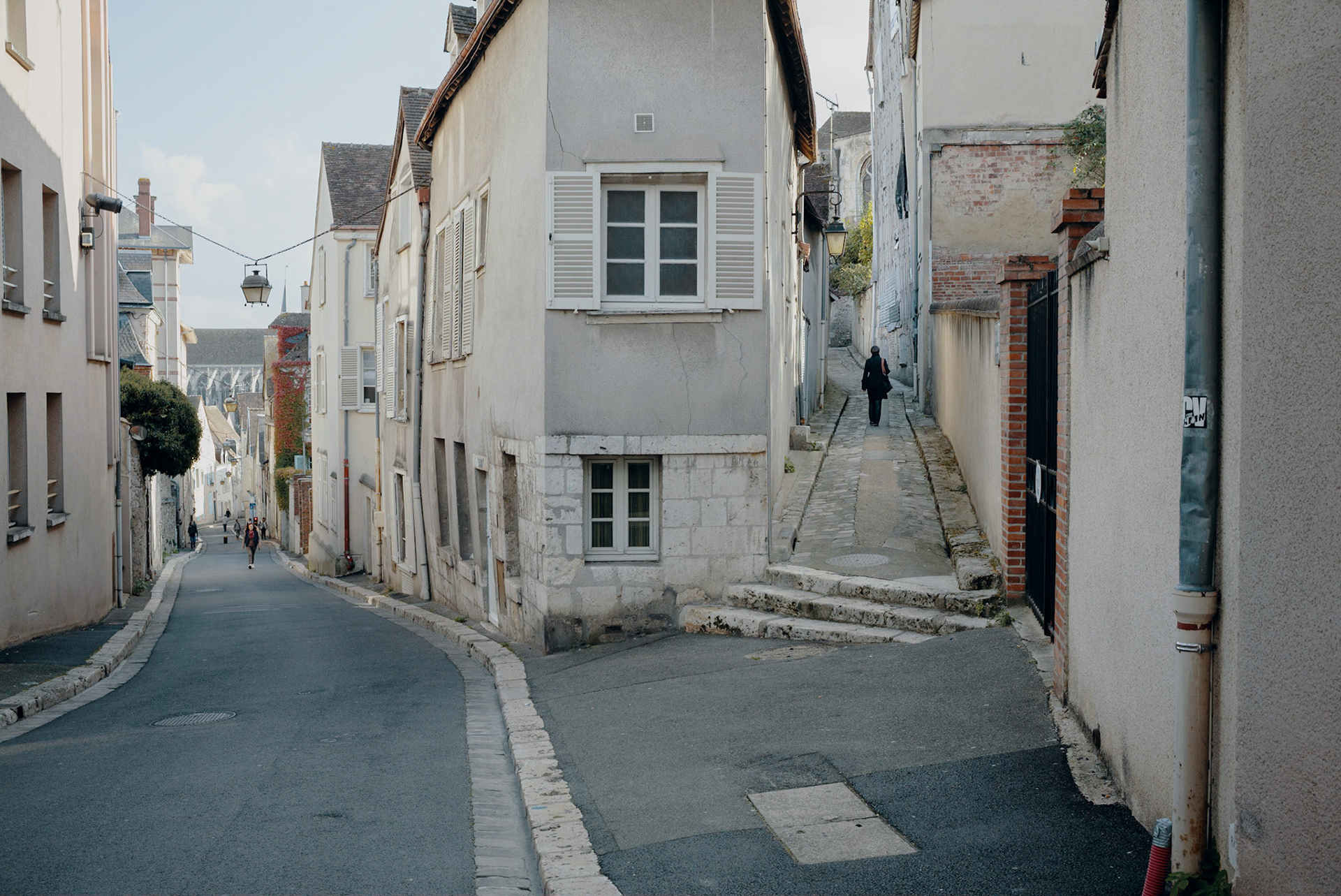 Rue Saint-Pierre (à gauche) au niveau du tertre Saint-Aignan (à droite)