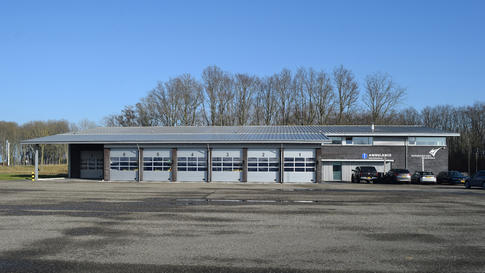 Voorzijde met uitbreiding in passende uitstraling 