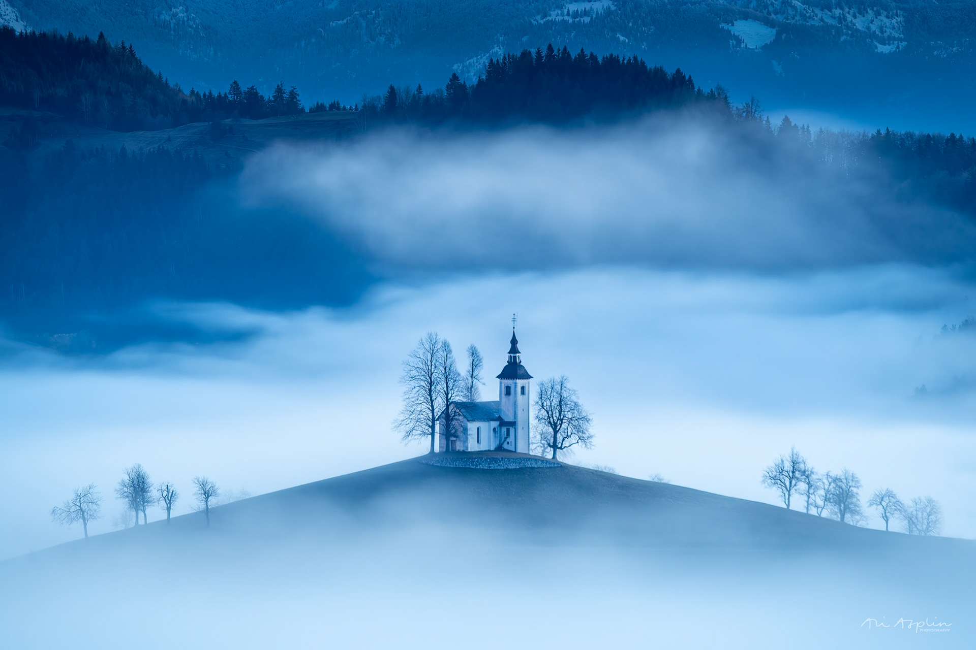 CHURCH OF ST THOMAS IN THE MIST