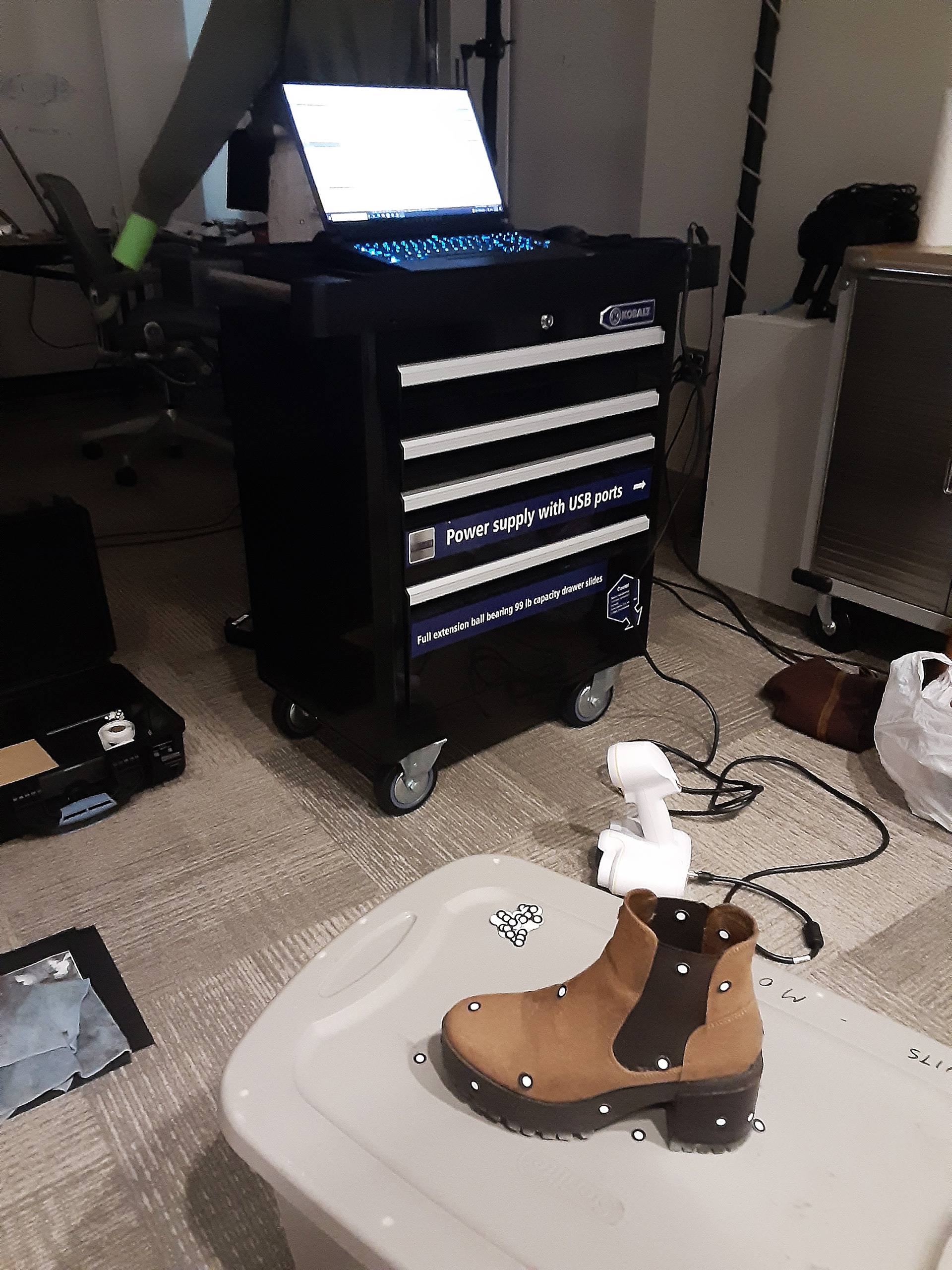 Scanning the shoe using sticky targets