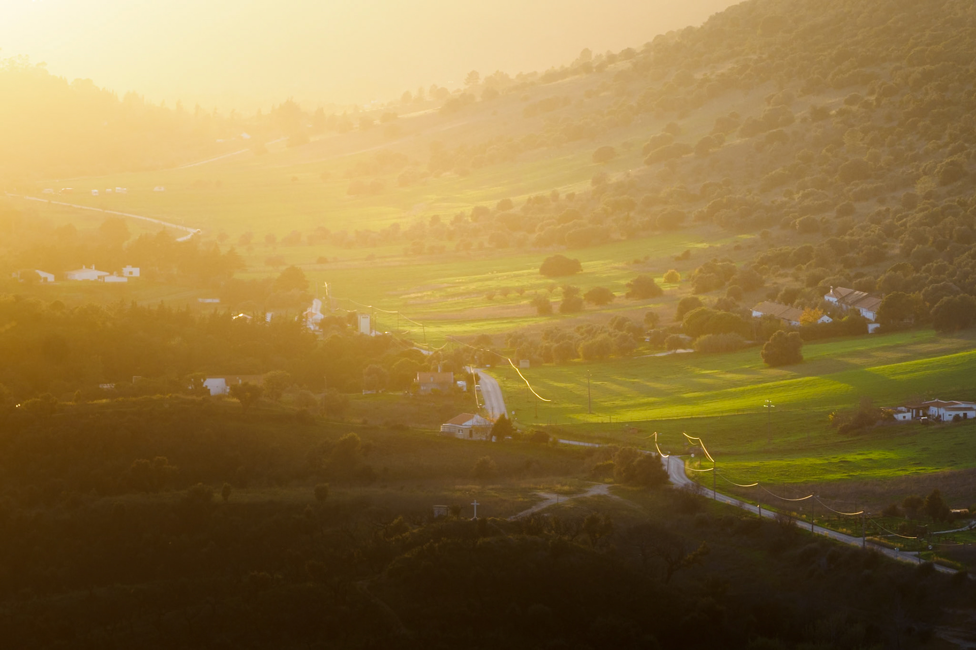 The weather conditionsthis evening were just right, with high clouds and aslight haze forming in the valley, providing the perfectopportunity for brilliant colours in Vale do Barris