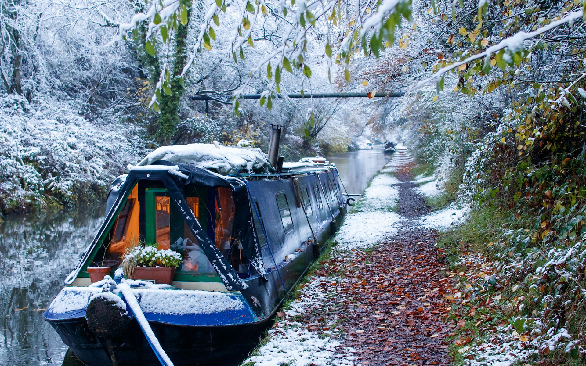 NB Will Try moored up on the Stratford-upon-Avon canal with snowfall on the towpath