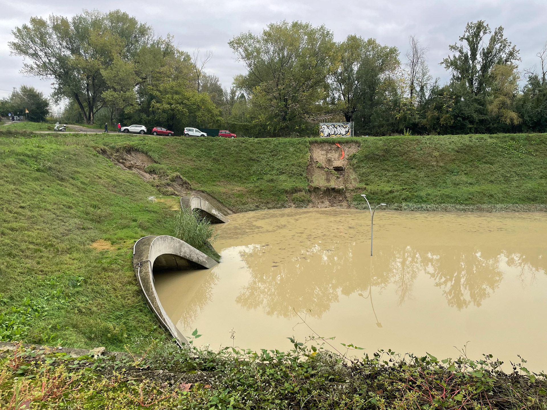 Comitato Rigenerazione No Speculazione, The overflowed water of the Ravone, after flooding Prati di Caprara East, flows down Via Sabena, October 20, 2024