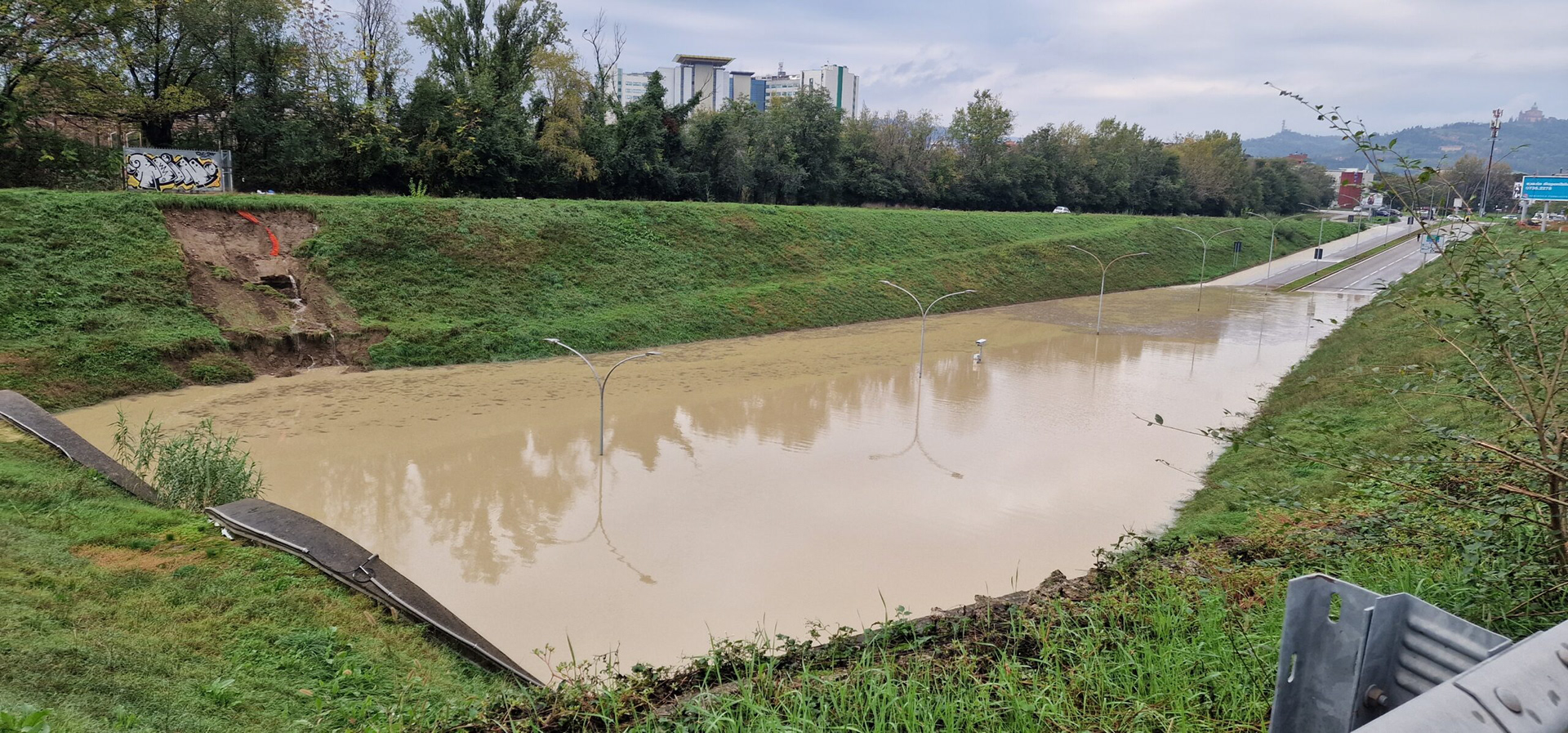Image from video published by DiRE, National News Agency, The underpass on Viale Sabena flooded, October 20, 2024