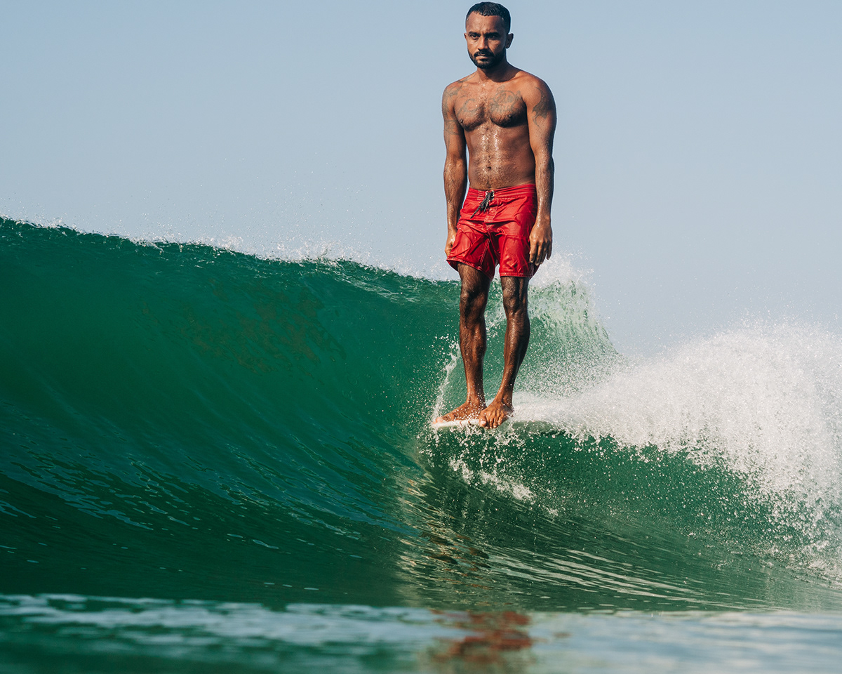Thillina Mayuranga performing a hangten in Weligama x Thomas Surf Boards x Birdwell