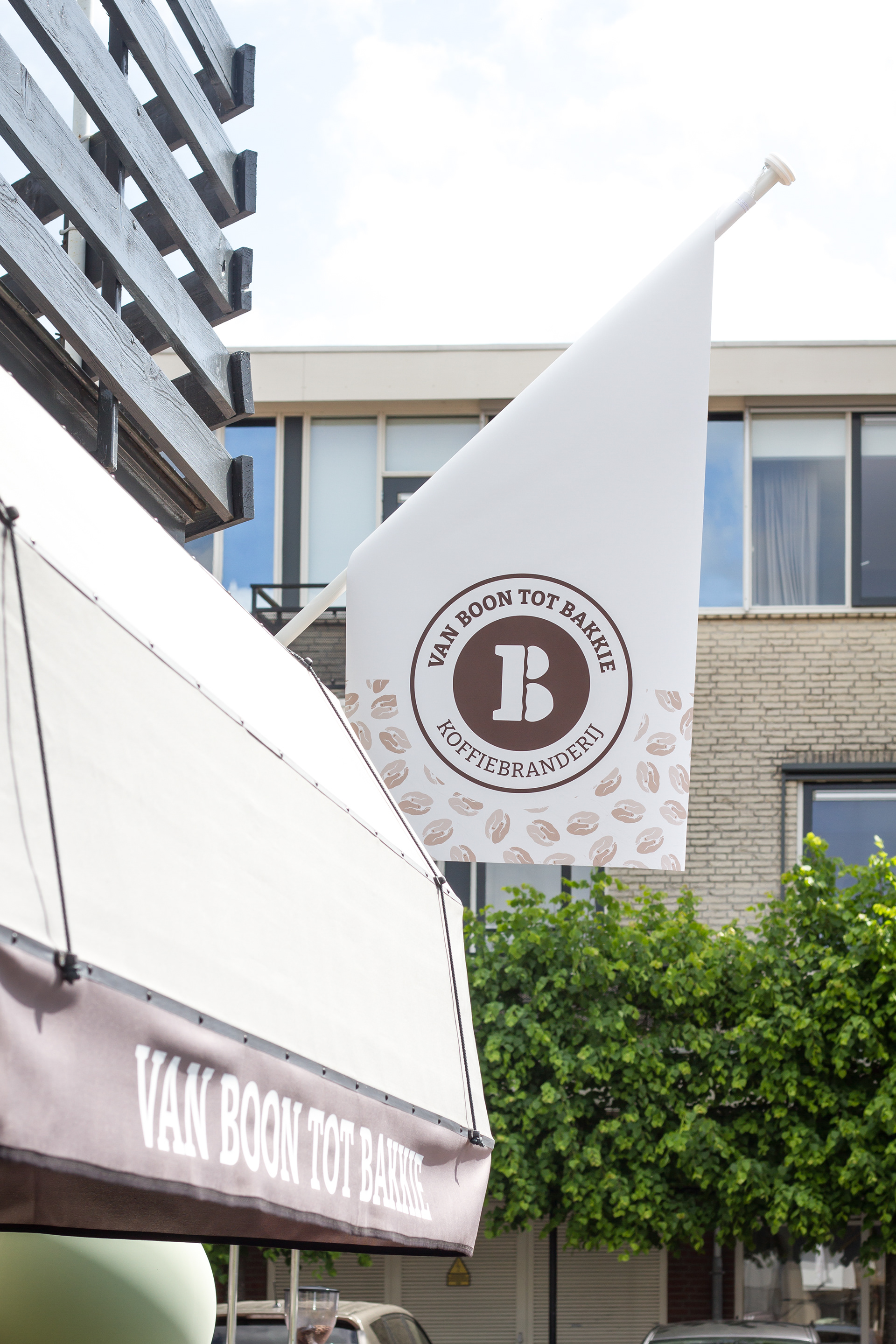 Eerste filiaal in Bodegraven - kioskvlaggen - Fotografie Zonhuizen