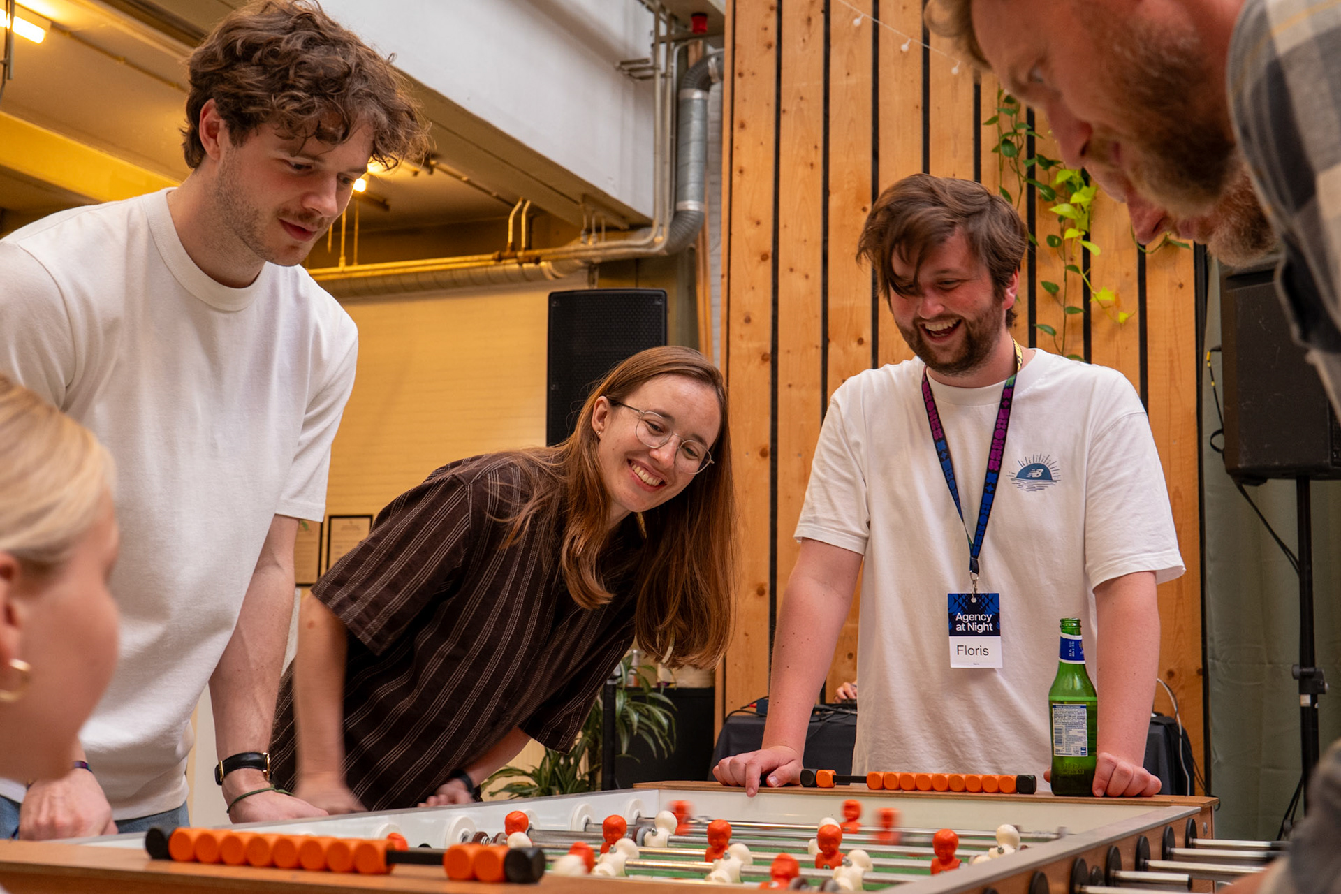 Cinematic sfeerimpressie van collega's die samen plezier maken bij de tafelvoetbaltafel op een corporate event in Rotterdam, gefotografeerd door BIECKI PHOTOGRAPHY.