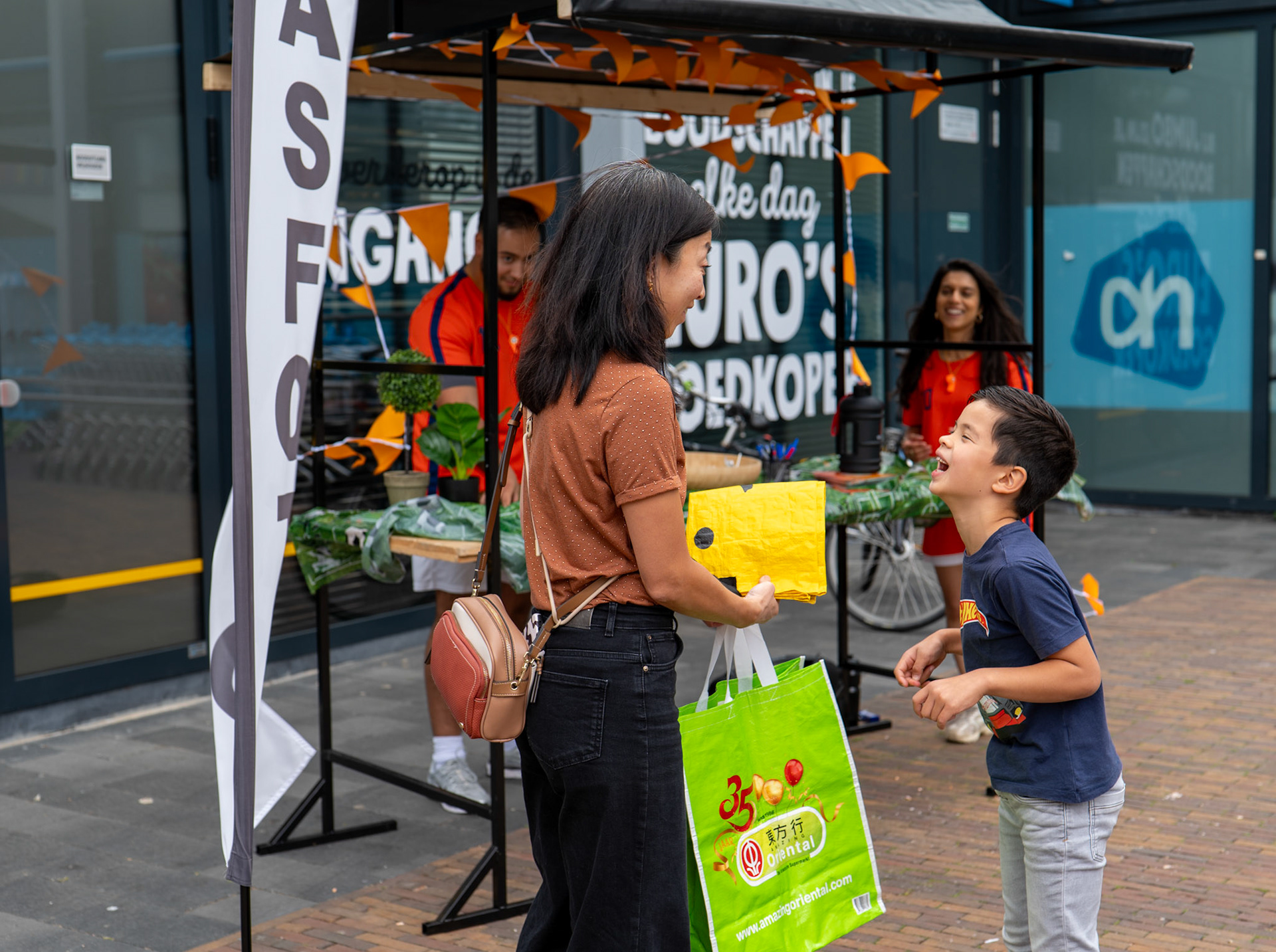 Bezoekers van Winkelcentrum Mereveldplein verzamelen zich rondom een sportieve WK-marketingactie van Promoextended.