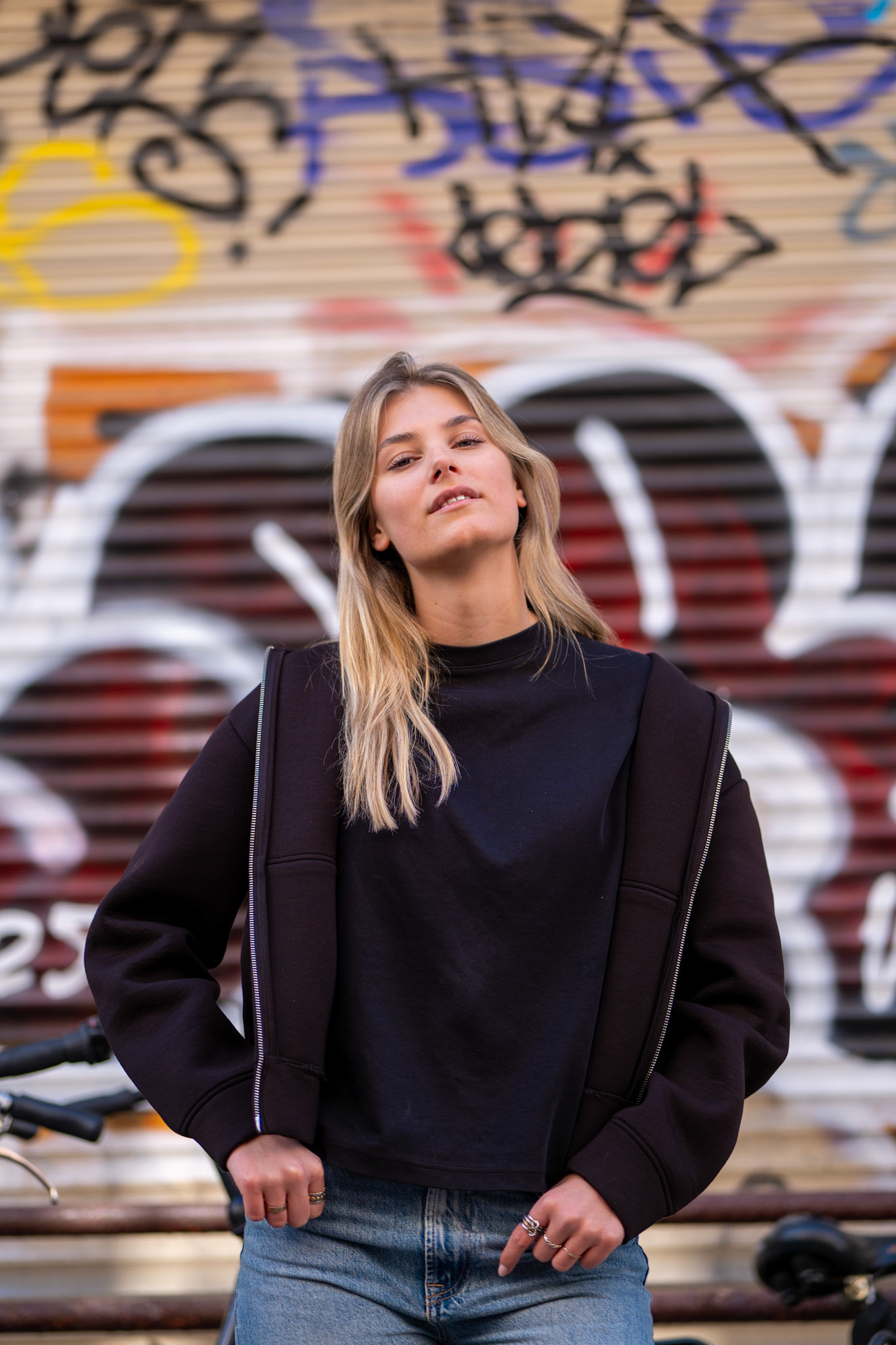 Model Evy poseert voor een editorial shoot op locatie in Utrecht. Het beeld toont een krachtige houding en modieuze styling, passend bij een tijdschrift- of portfolio-publicatie.