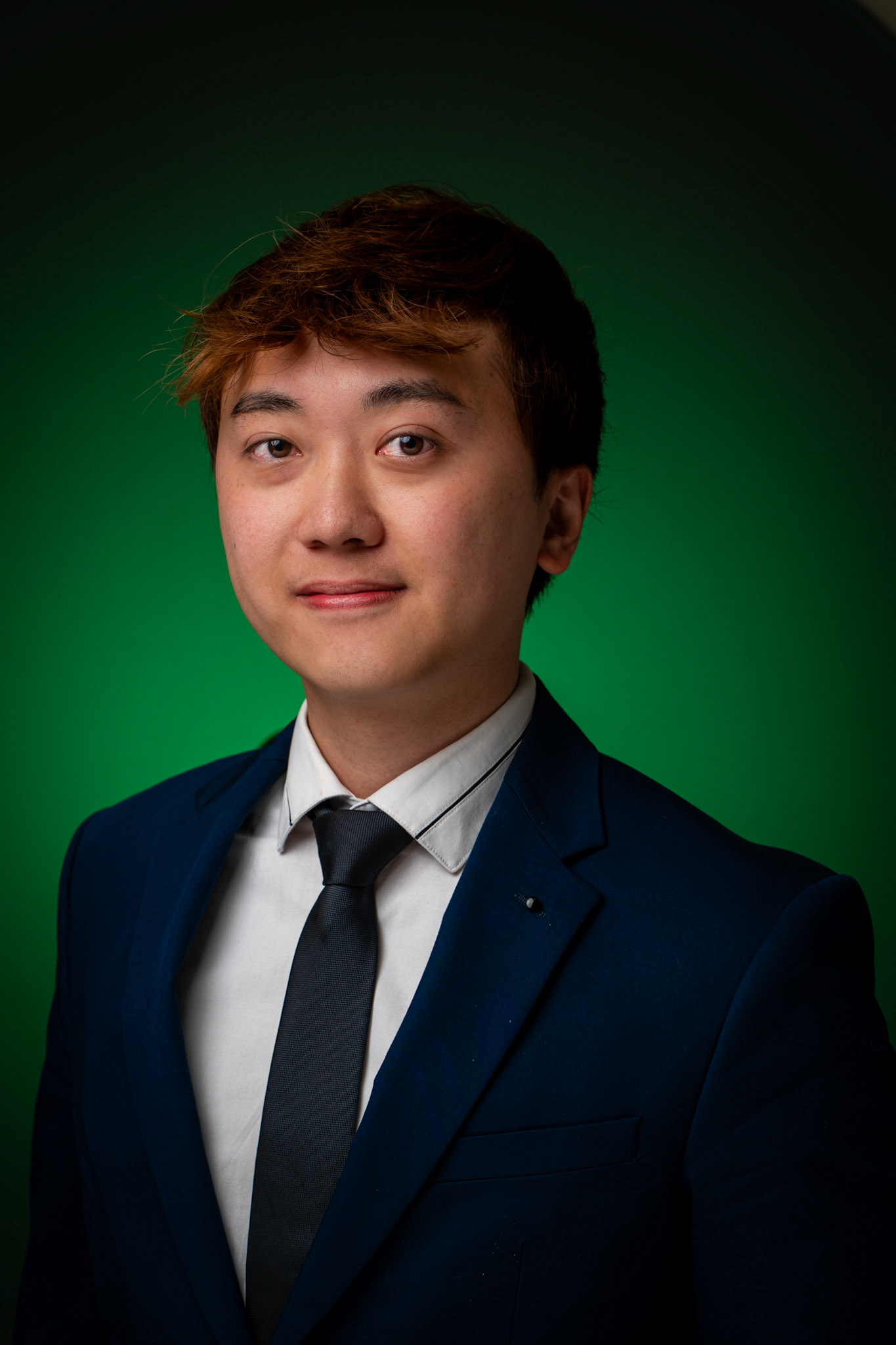 Representatieve headshot van een advocaat met een moderne studio-belichting en groen kleuraccent, gefotografeerd op locatie in Utrecht.