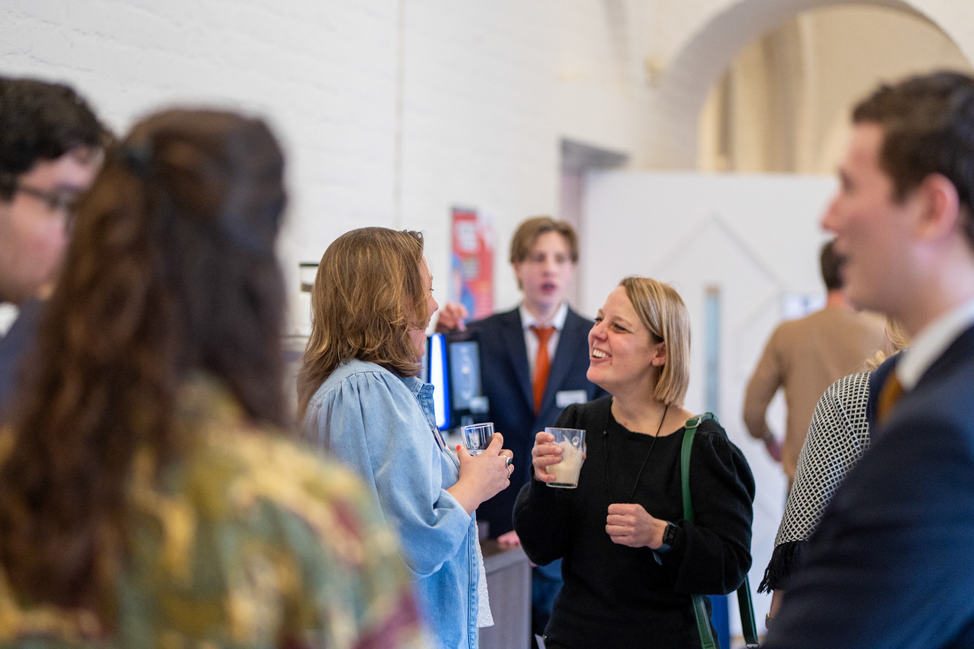 Spreker Ingrid Faas in gesprek tijdens de zakelijke netwerkborrel van Creathlon, commerciële sfeerreportage door BIECKI PHOTOGRAPHY.