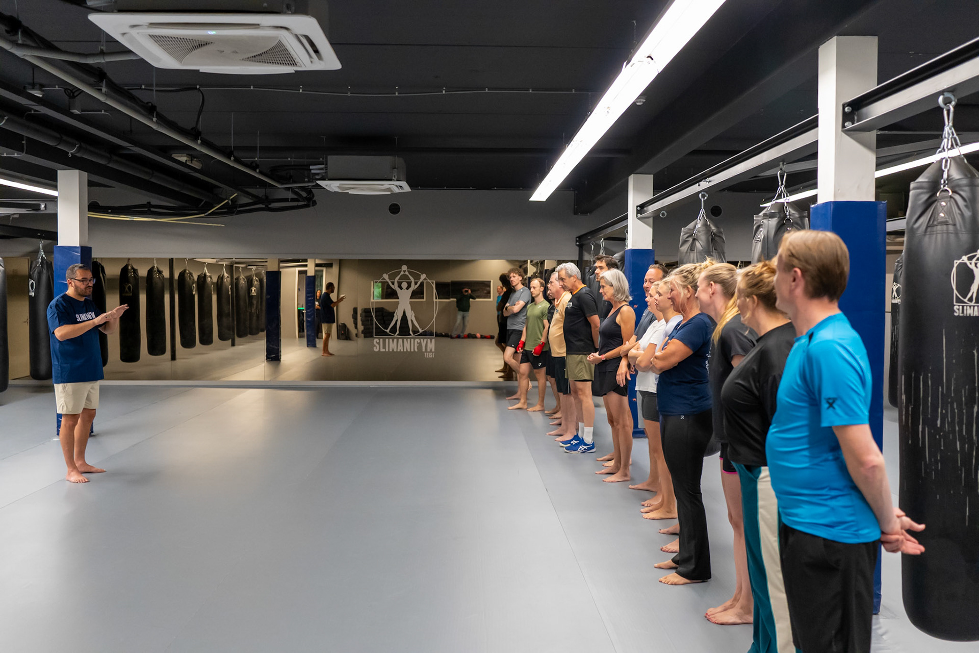 Ondernemers luisteren aandachtig tijdens de presentatie bij Slimani Gym