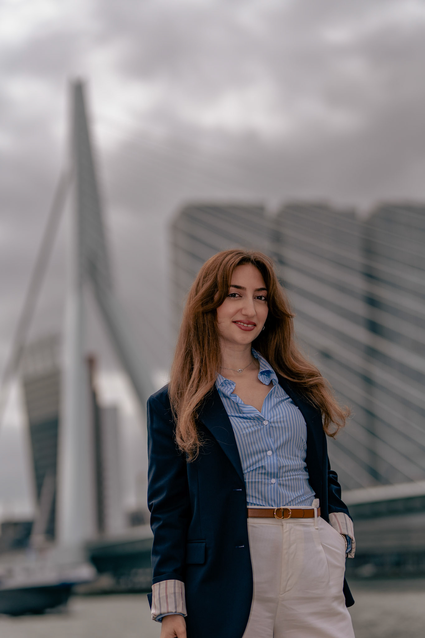 Professionele corporate headshot van een vrouw op locatie in Rotterdam.
