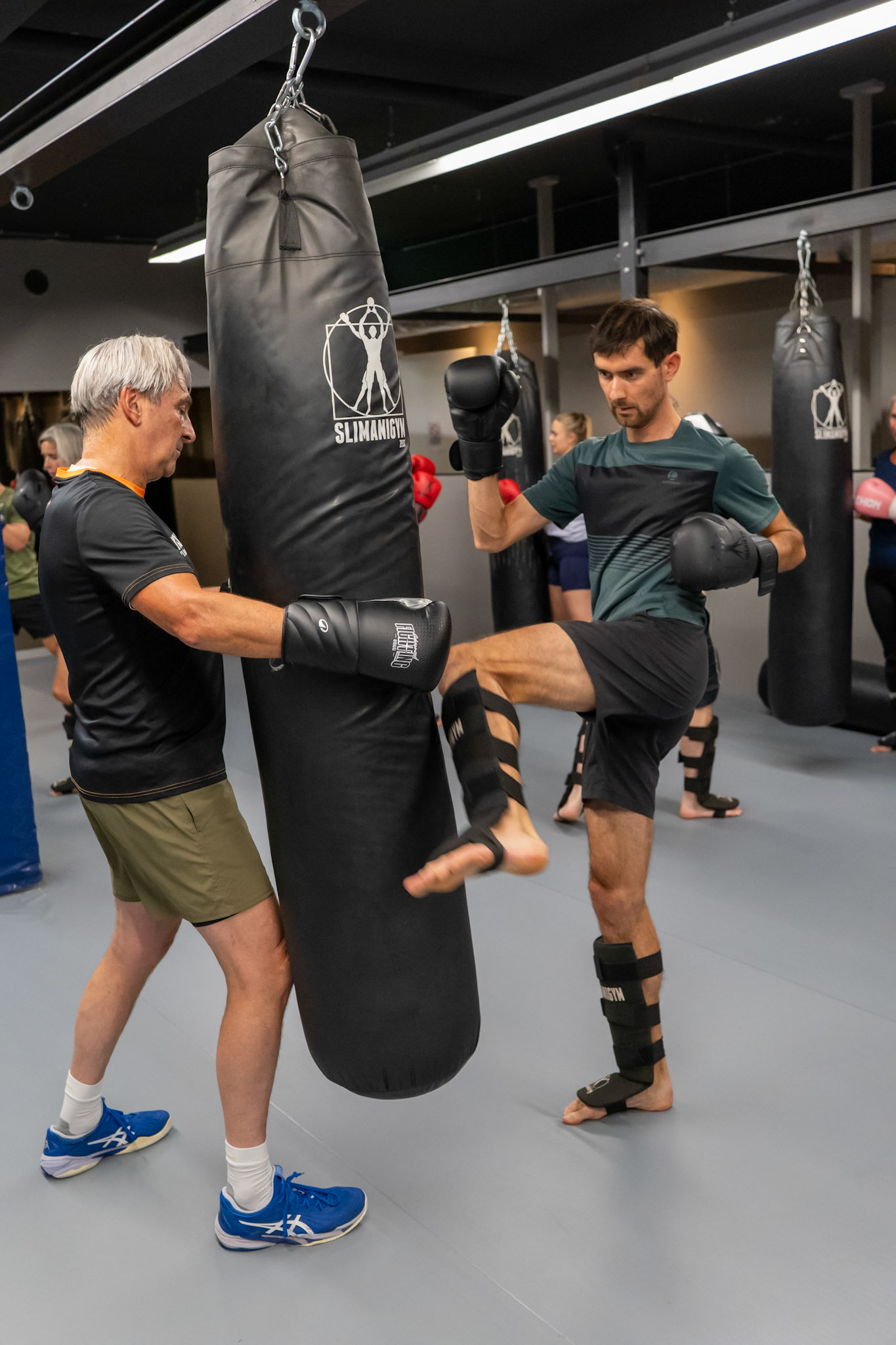 Ondernemers in actie tijdens een boksclinic bij Slimani Gym in Zeist