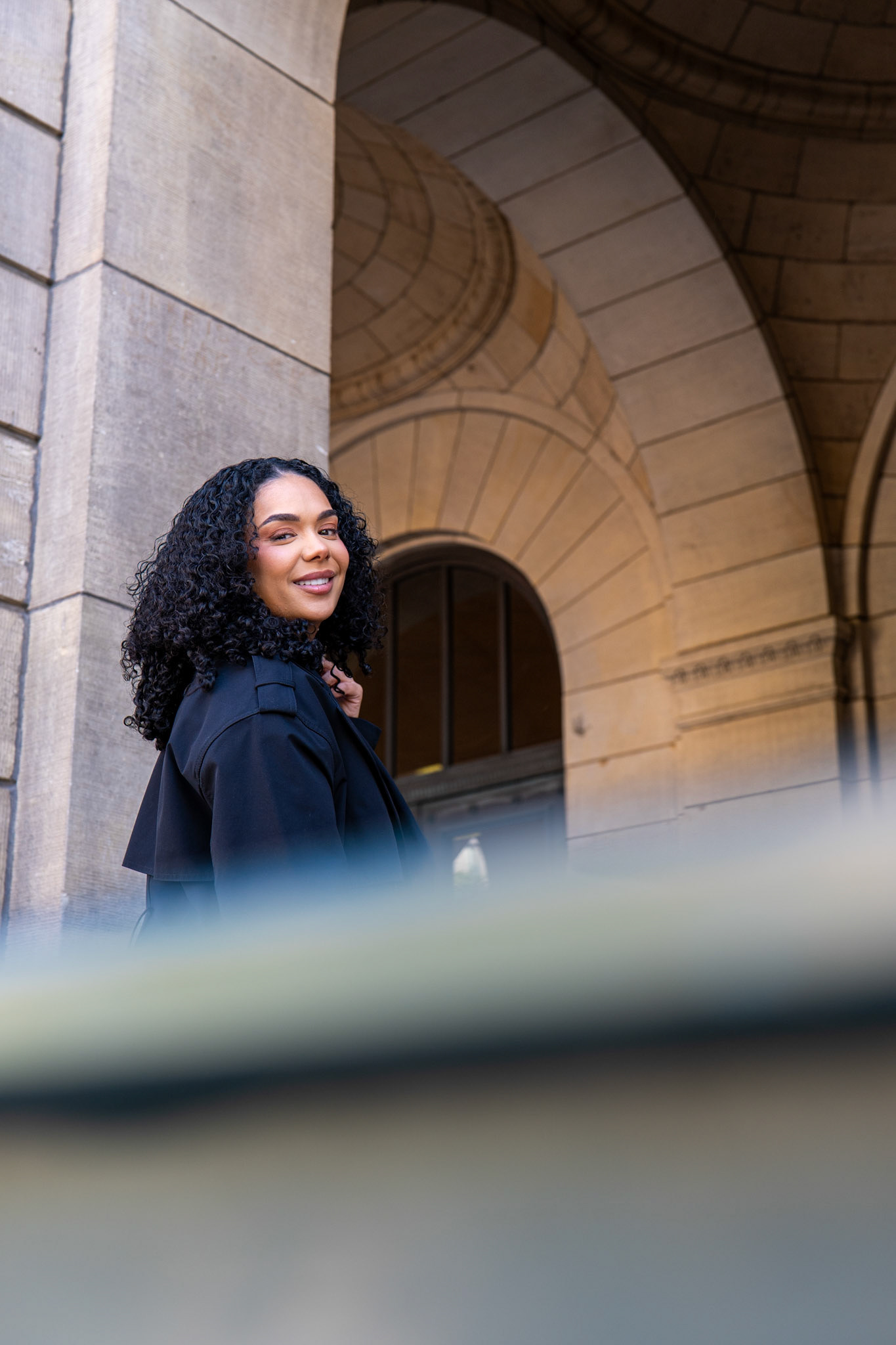 Professioneel editorial portret van een strategisch recruiter voor de historische architectuur van het Stadhuis in Rotterdam.