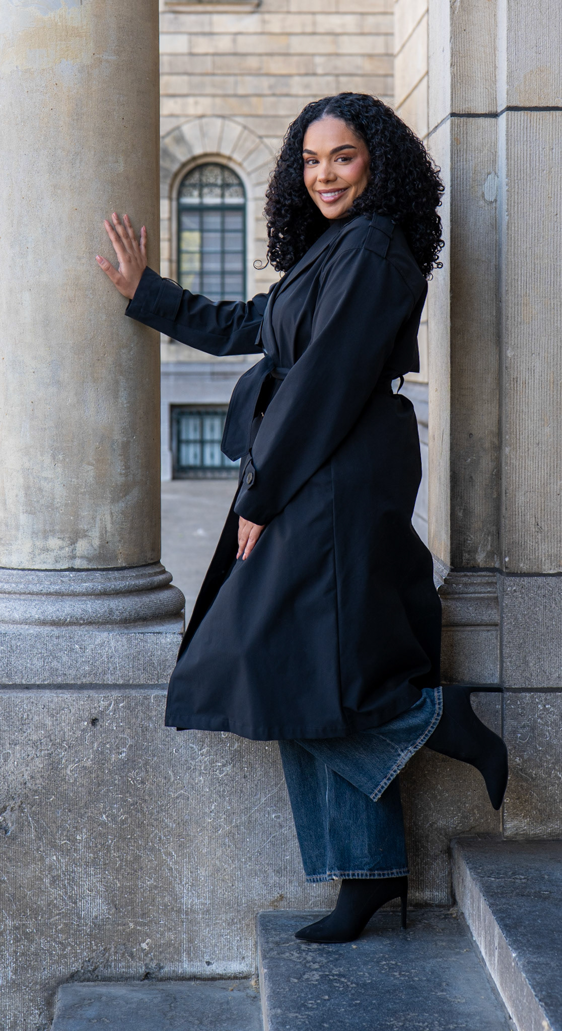 Professioneel editorial portret van een strategisch recruiter voor de historische architectuur van het Stadhuis in Rotterdam.