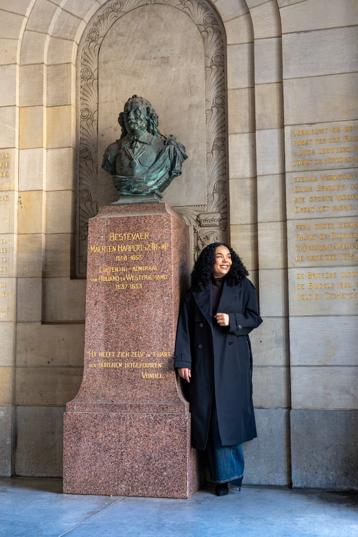 Professioneel editorial portret van een strategisch recruiter voor de historische architectuur van het Stadhuis in Rotterdam.