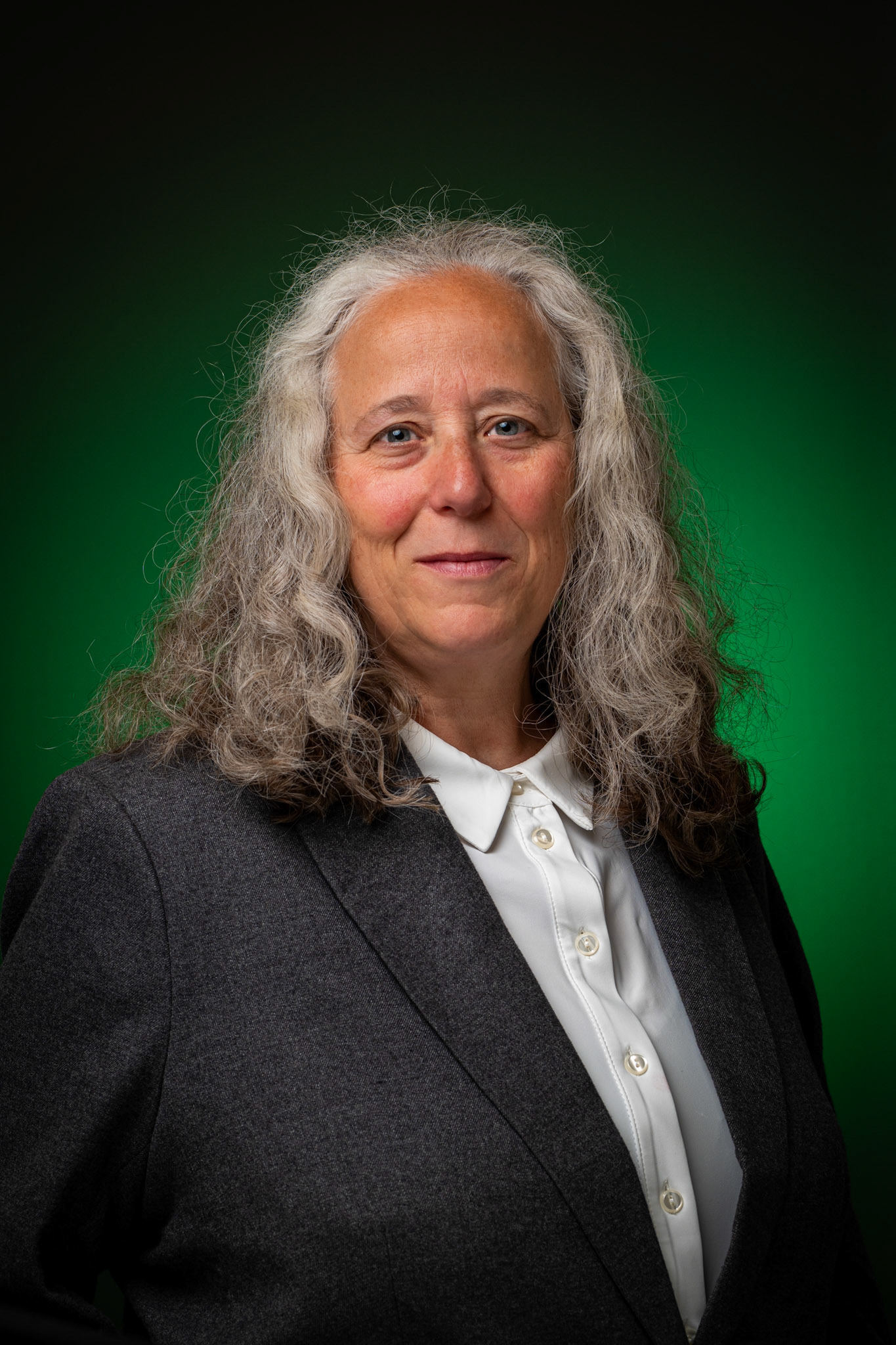 Representatieve headshot van een advocaat met een moderne studio-belichting en groen kleuraccent, gefotografeerd op locatie in Utrecht.