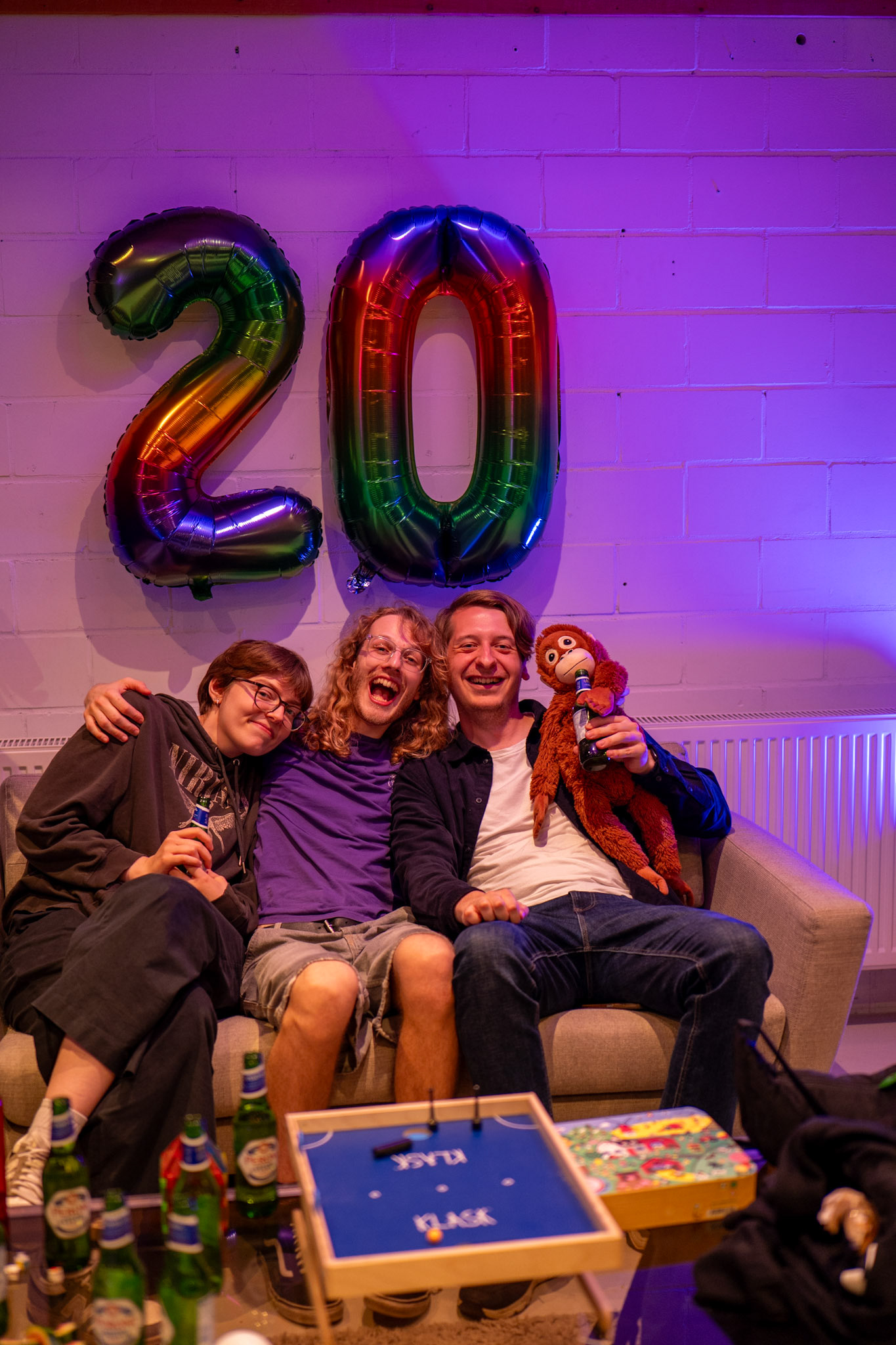 Sfeerimpressie van netwerkende collega's en genodigden op een sfeervol verlicht kantoor in Rotterdam tijdens een corporate event, gefotografeerd door BIECKI PHOTOGRAPHY.