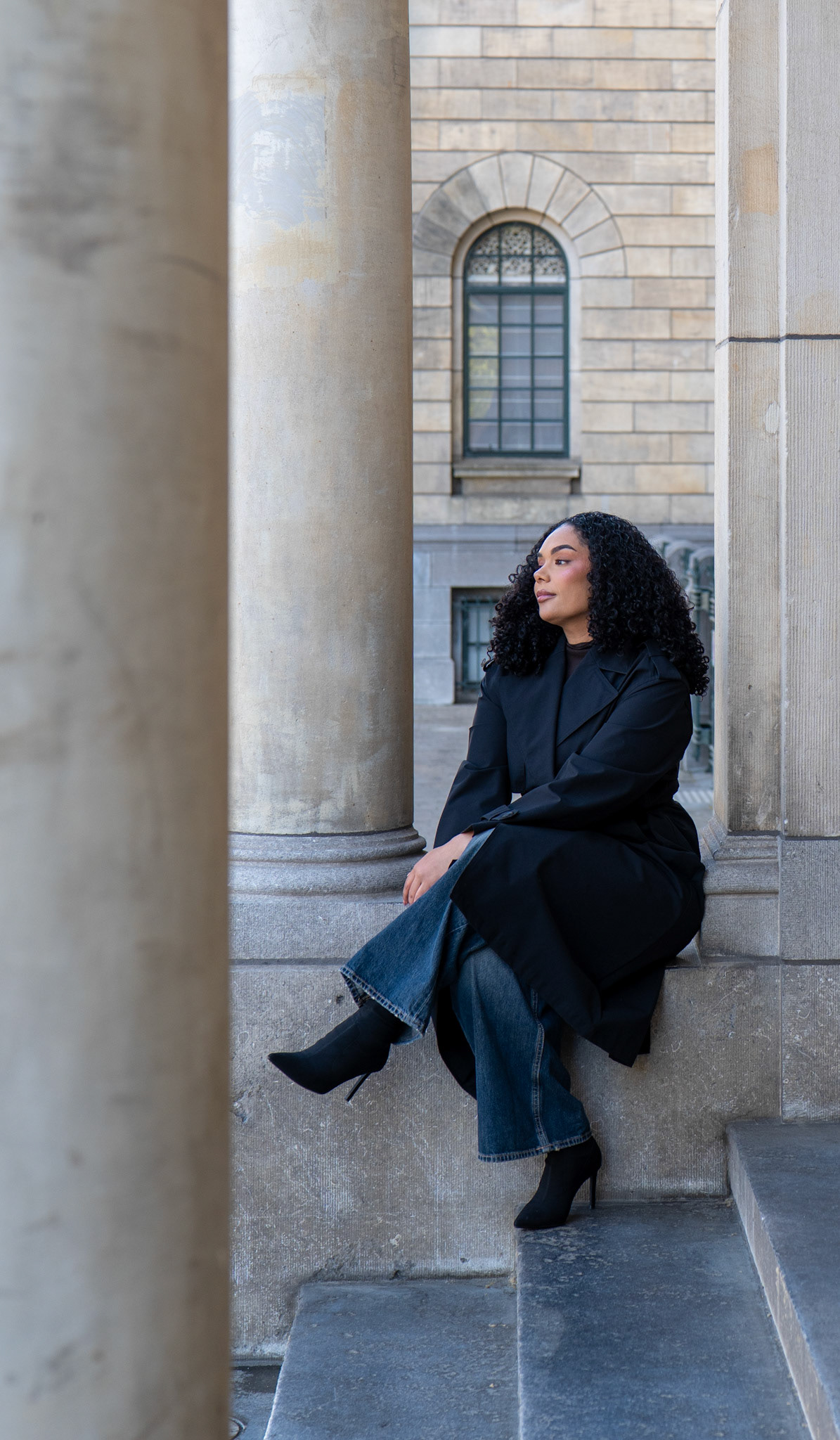 Professioneel editorial portret van een strategisch recruiter voor de historische architectuur van het Stadhuis in Rotterdam.