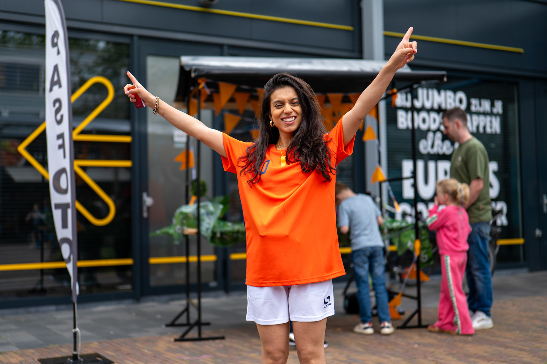 Sfeerimpressie van een WK-voetbalevenement in Winkelcentrum Mereveldplein in De Meern, gefotografeerd door Biecki Photography.