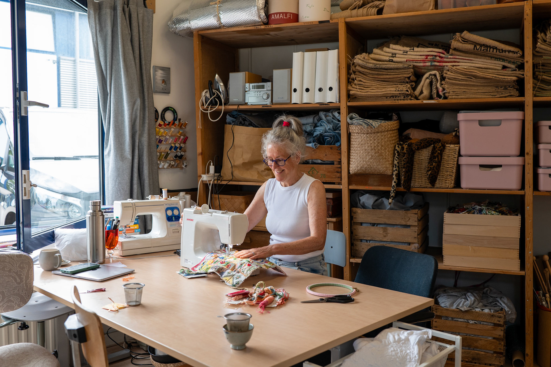Portret van textielkunstenares en therapeute van Kukuyuva in creatief atelier