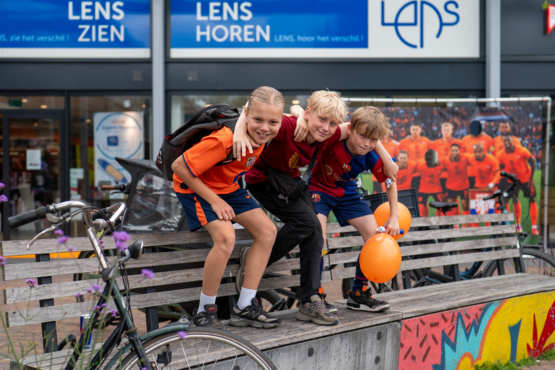 Sfeerimpressie van een WK-voetbalevenement in Winkelcentrum Mereveldplein in De Meern, gefotografeerd door Biecki Photography.