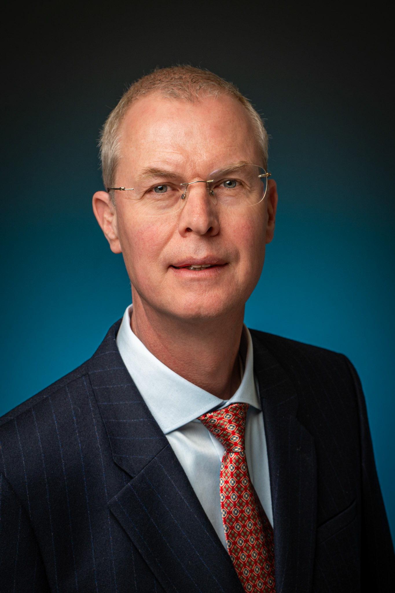 Zakelijk portret van een advocaat in een professionele kantooromgeving aan de Maliebaan in Utrecht, corporate headshot.