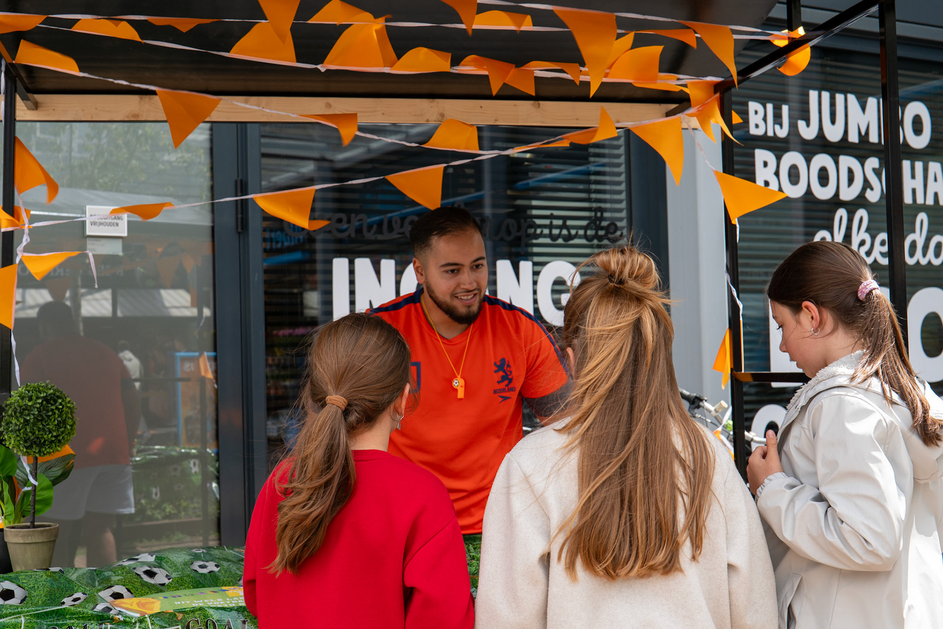 Sfeerimpressie van een WK-voetbalevenement in Winkelcentrum Mereveldplein in De Meern, gefotografeerd door Biecki Photography.