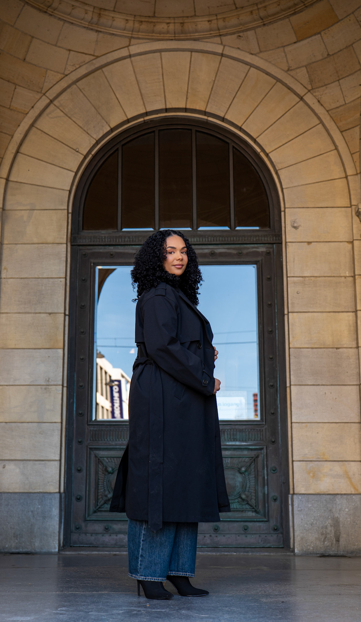 Professioneel editorial portret van een strategisch recruiter voor de historische architectuur van het Stadhuis in Rotterdam.