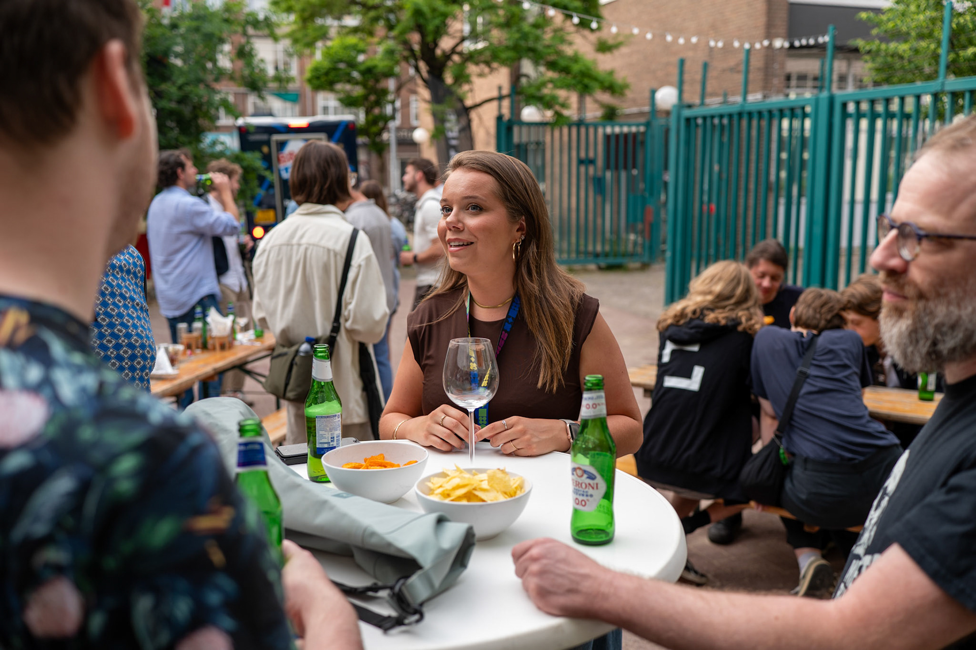 Sfeerimpressie van netwerkende collega's en genodigden op een sfeervol verlicht kantoor in Rotterdam tijdens een corporate event, gefotografeerd door BIECKI PHOTOGRAPHY.