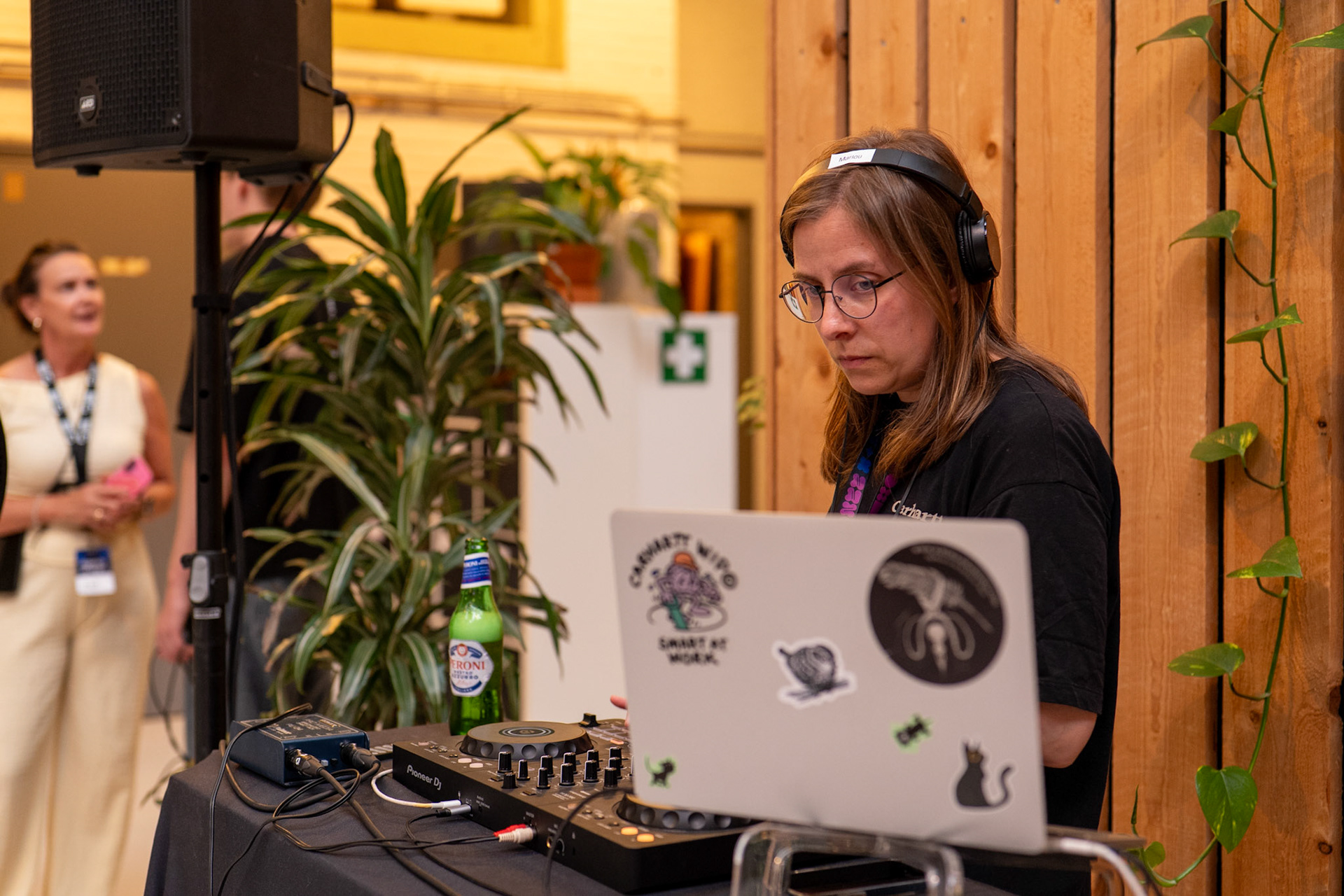 Professionele sfeerfotografie van een dj die draait achter de mengpijler tijdens het zakelijke evenement Agency at Night in Rotterdam, vastgelegd door BIECKI PHOTOGRAPHY.