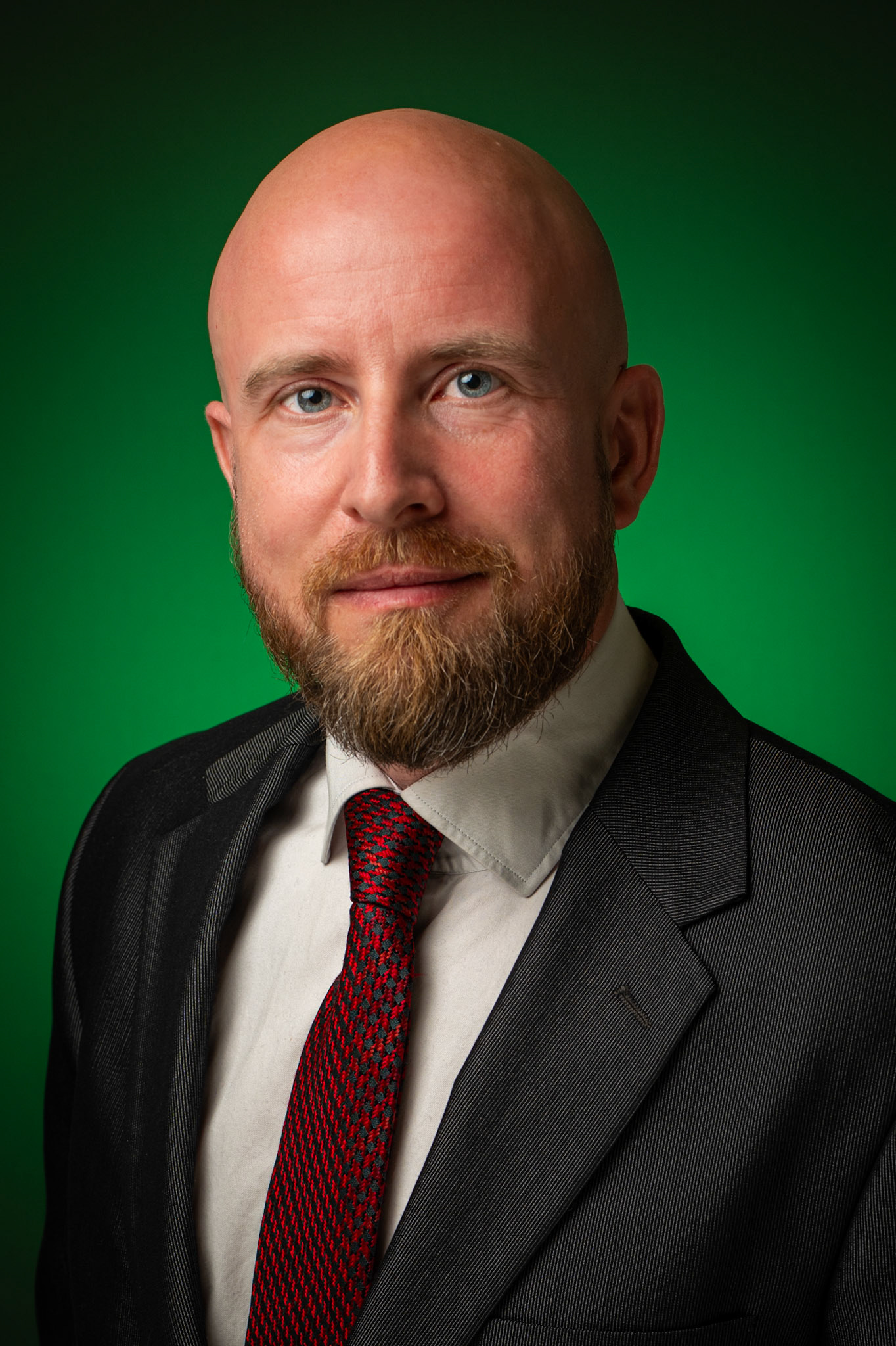 Zakelijk portret van een advocaat in een professionele kantooromgeving aan de Maliebaan in Utrecht, corporate headshot.