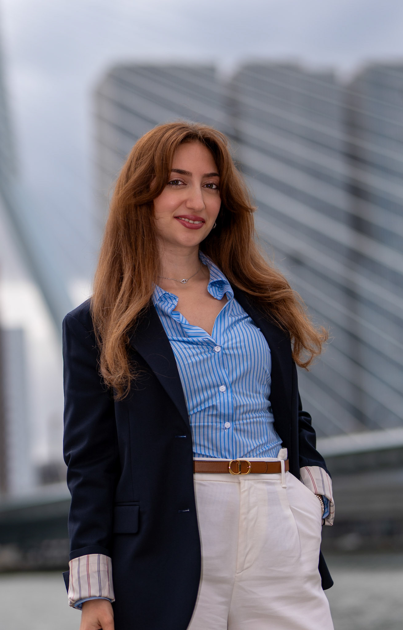 Professionele corporate headshot vrouw voor Intercompany Solutions op het Leuvehoofd Rotterdam.