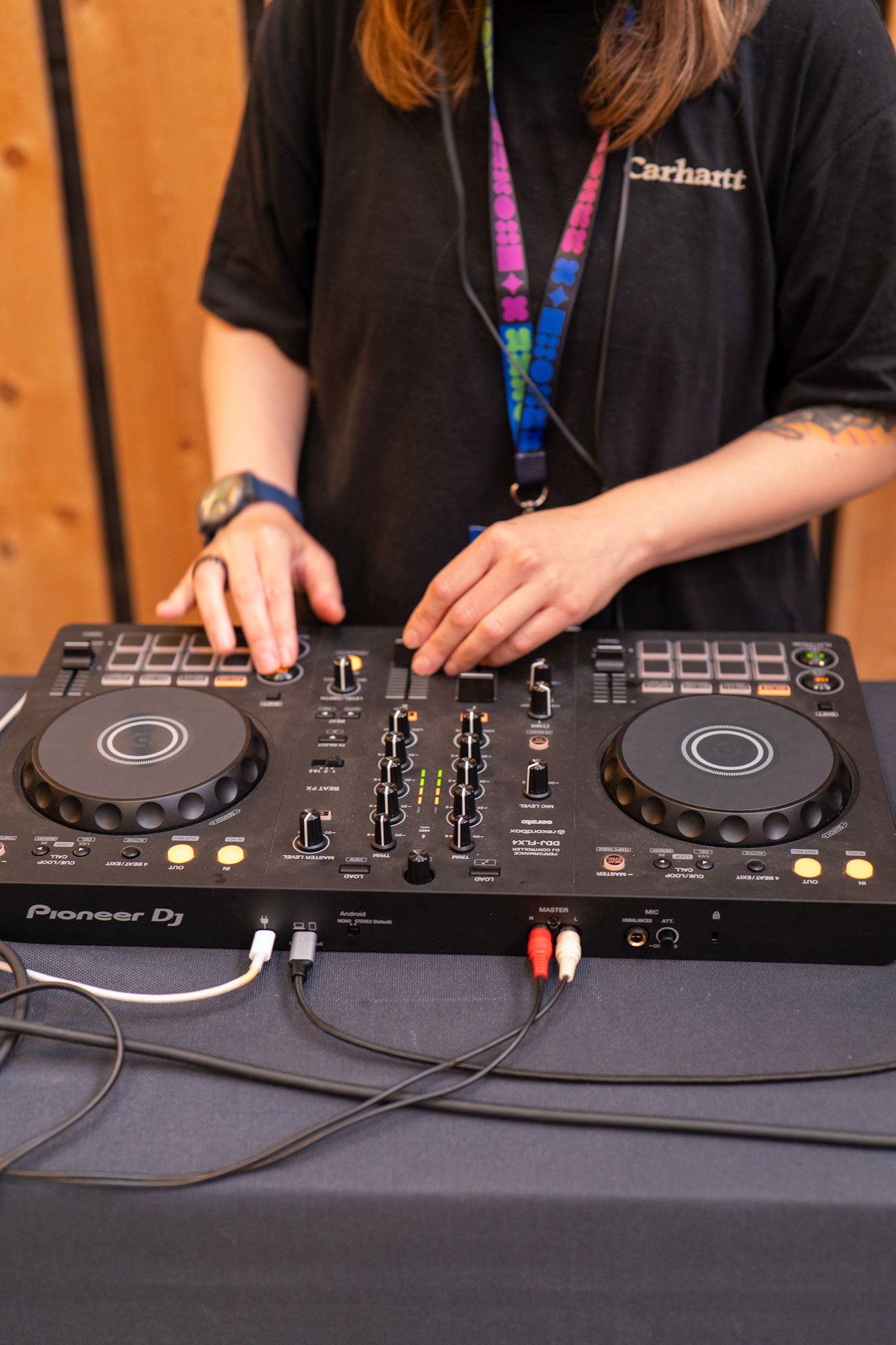 Professionele sfeerfotografie van een dj die draait achter de mengpijler tijdens het zakelijke evenement Agency at Night in Rotterdam, vastgelegd door BIECKI PHOTOGRAPHY.