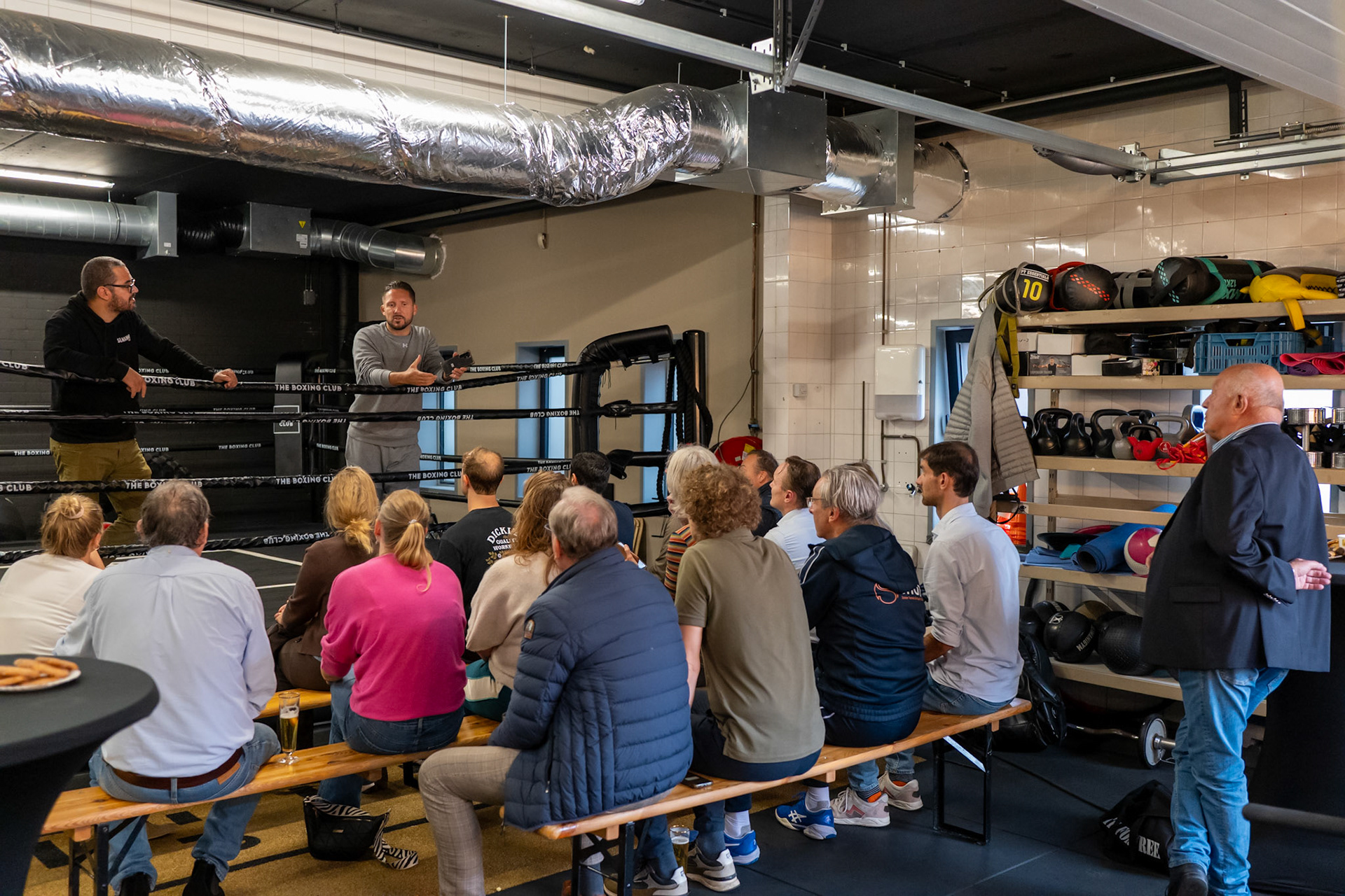 Ondernemers luisteren aandachtig naar de lezing van Andy Souwer bij Slimani Gym