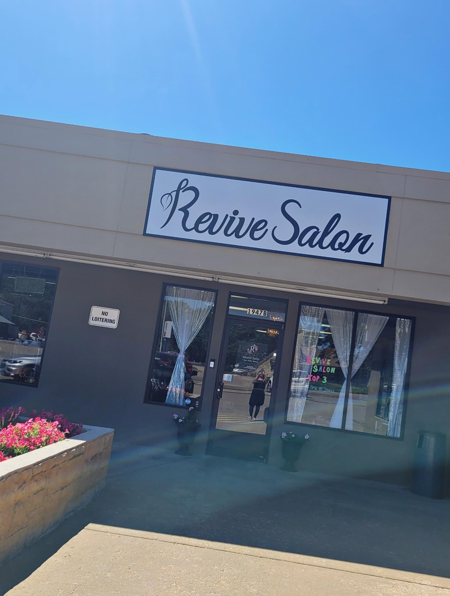 Cecilia Nuno-Maciel - Revive Salon Logo Design