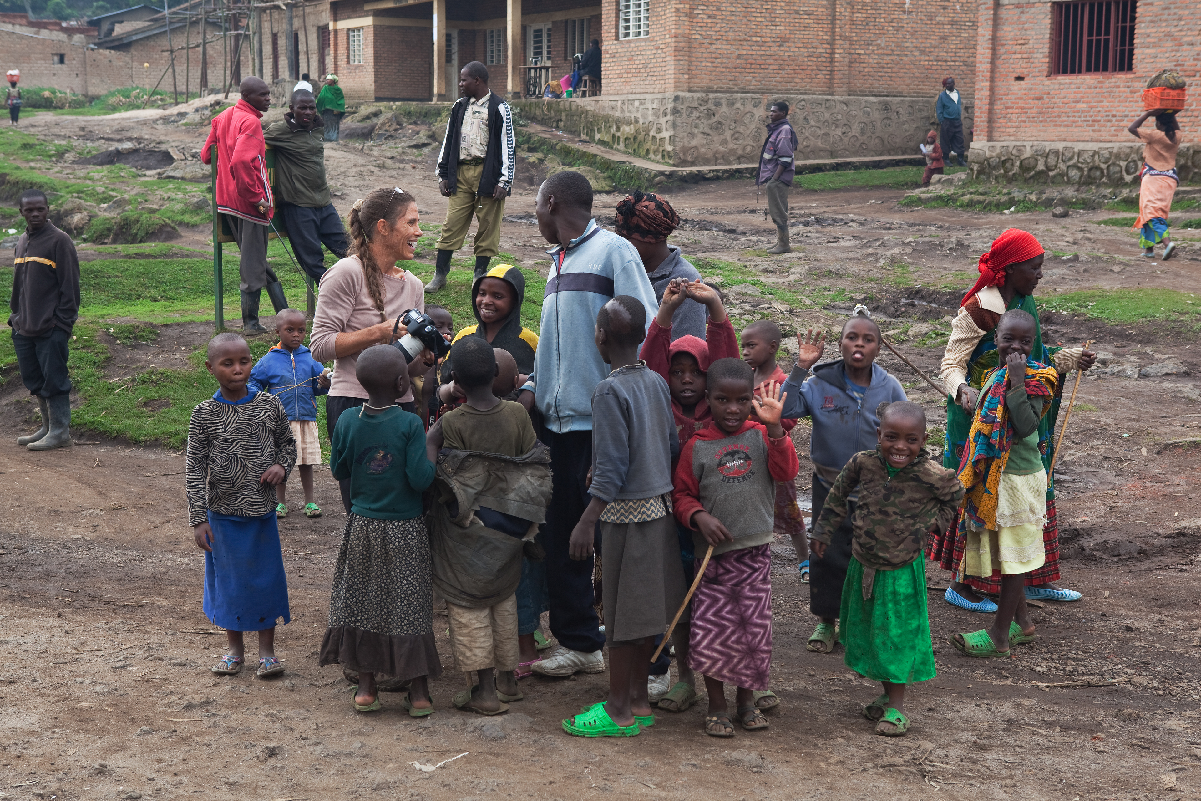 Robin showing the local kids her Gorilla pictures - Rwanda
