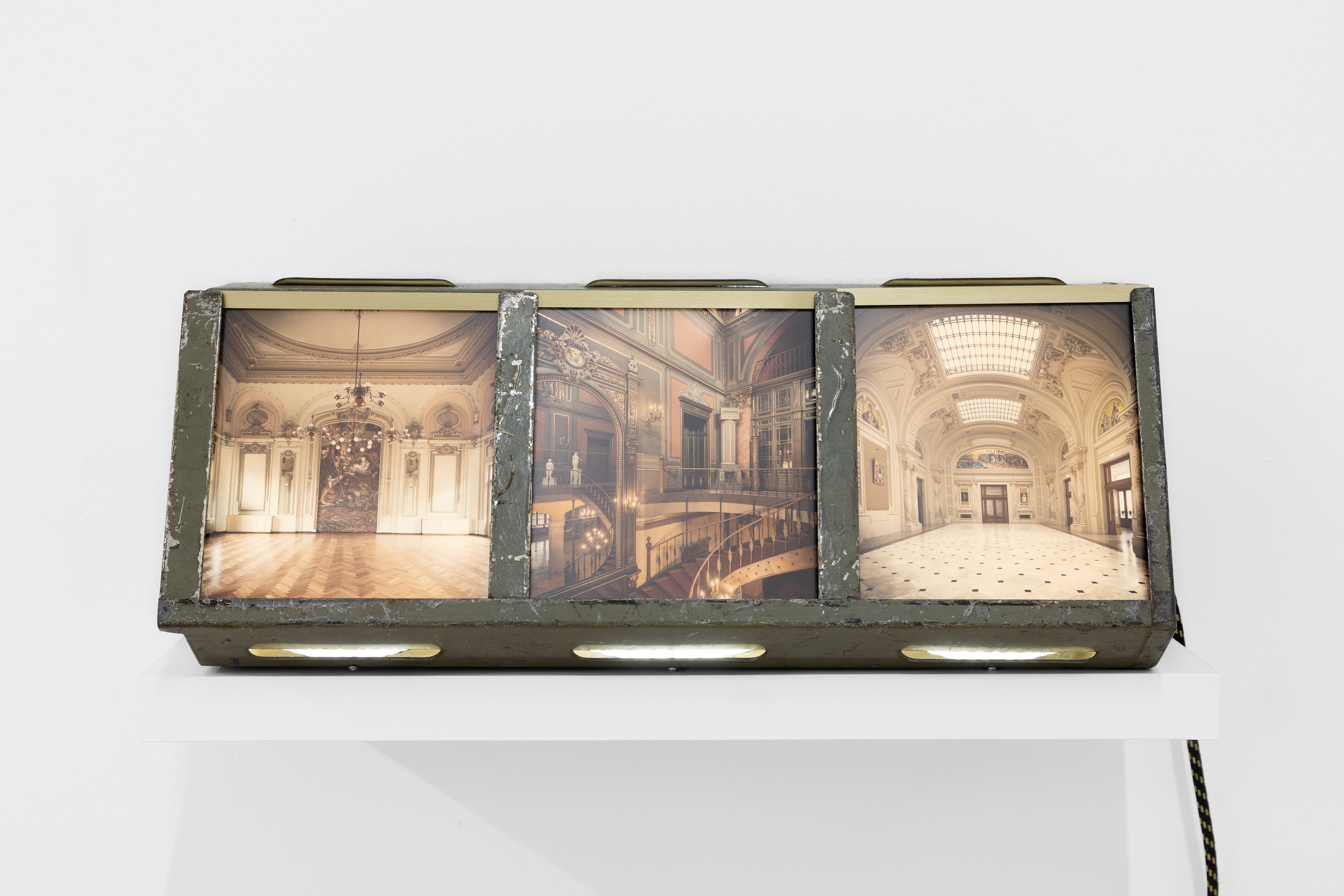 Beaux-Arts Triptych.  3 backlit photographic prints. Theatre floodlight from the first half of the 20th century.  57,5 x 21 x 26 cm. Unique piece.