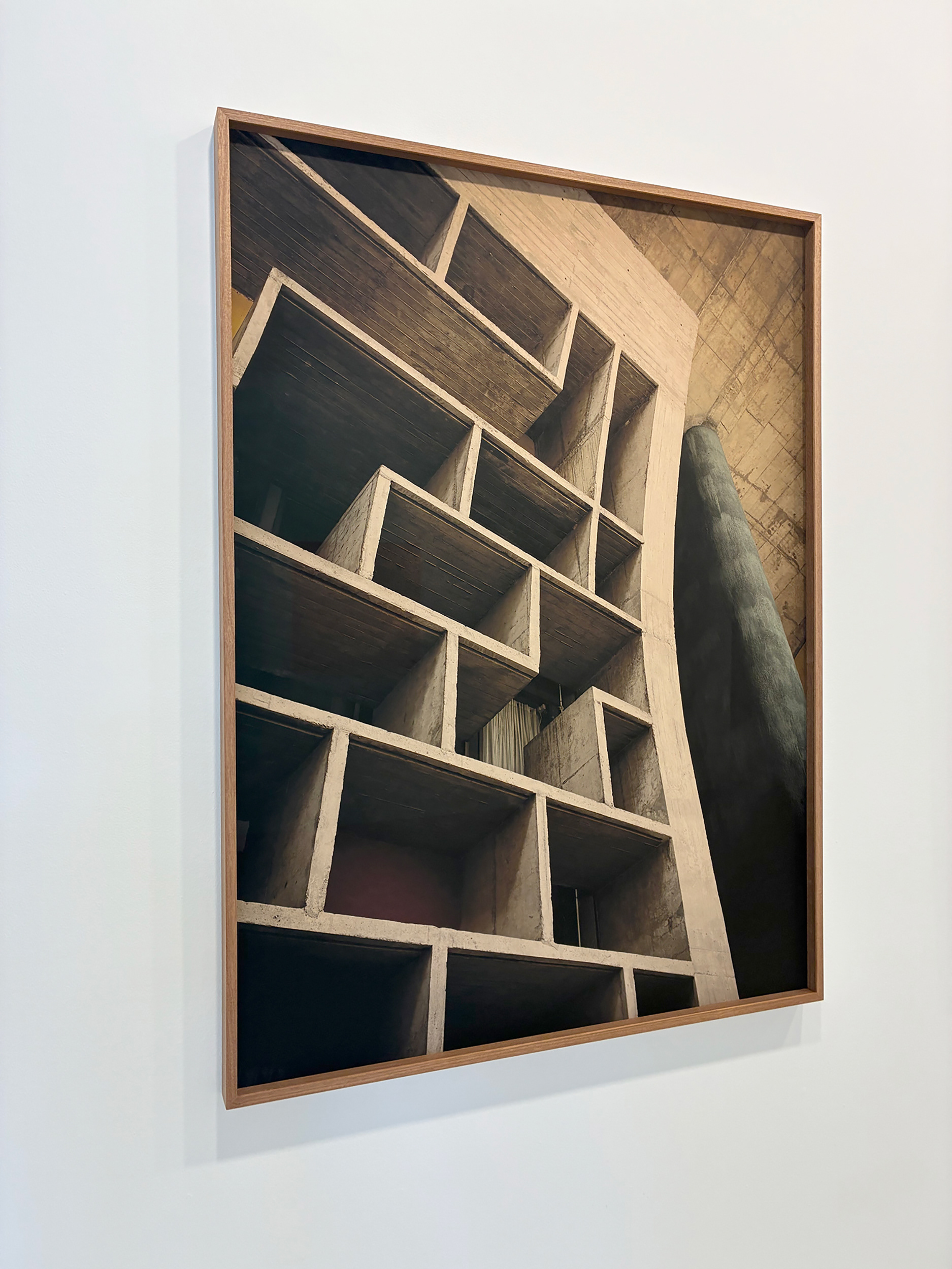 High Court Designed by Le Corbusier and inaugurated in 1955, the High Court was the first building of the Capitol Complex to be constructed. Its presence is defined by a large external structure that projects outward like an immense umbrella—a symbolic gesture of protection and authority—that covers and shades the terrace. The architecture is organised around the relationship between light, wind, and water: the V-shaped roof collects rainwater and channels it into tanks through large sculpted gargoyles.