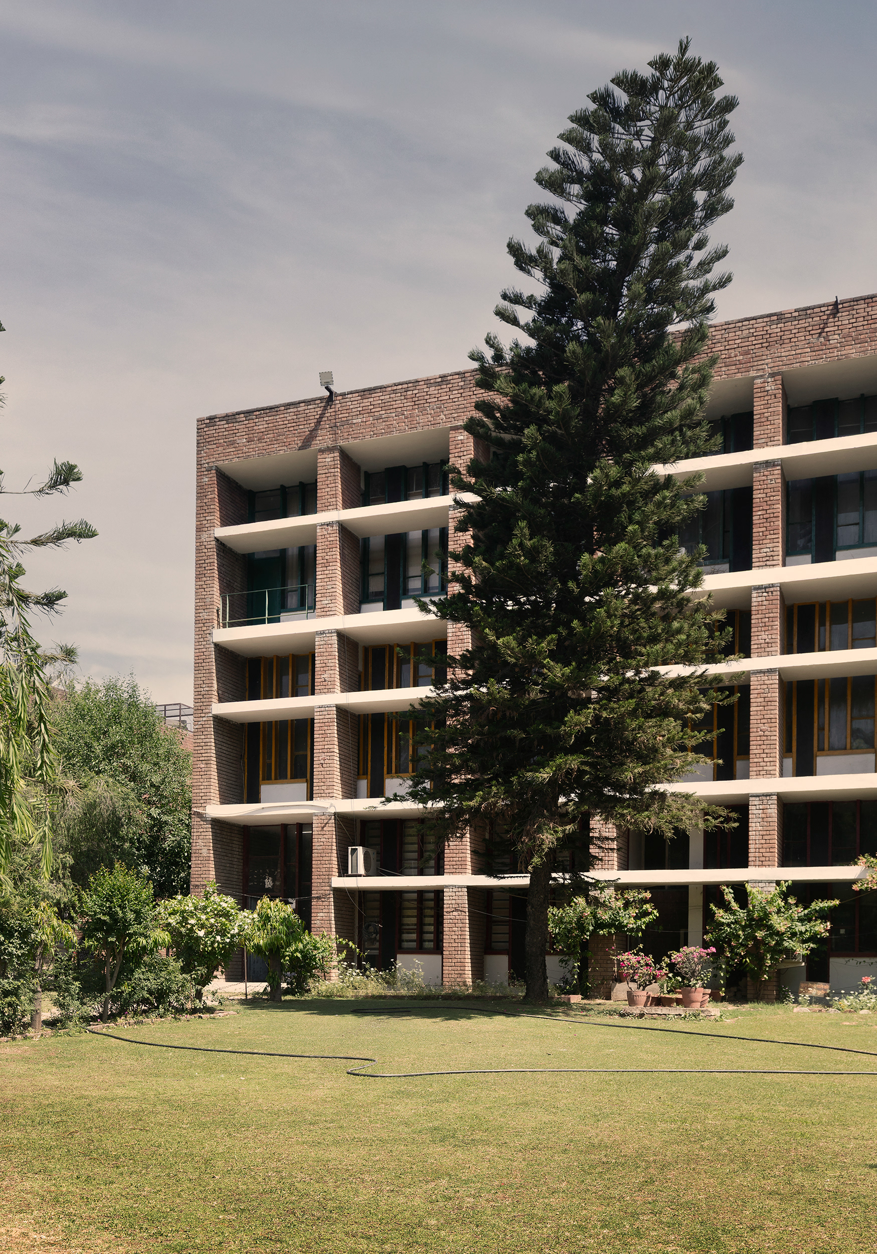 Women’s Polytechnic College. Challenging prevailing prejudices, U. Eulie Chowdhury was the principal architect of this building, as well as of the Home Science College. Eulie conceived a carefully considered building, with a beautiful brick and concrete façade in which brise-soleil are a defining element of the elevation. The building is accessed through a corridor that divides the structure into two parts: on one side, the classroom block; on the other, a large amphitheatre/auditorium complex.