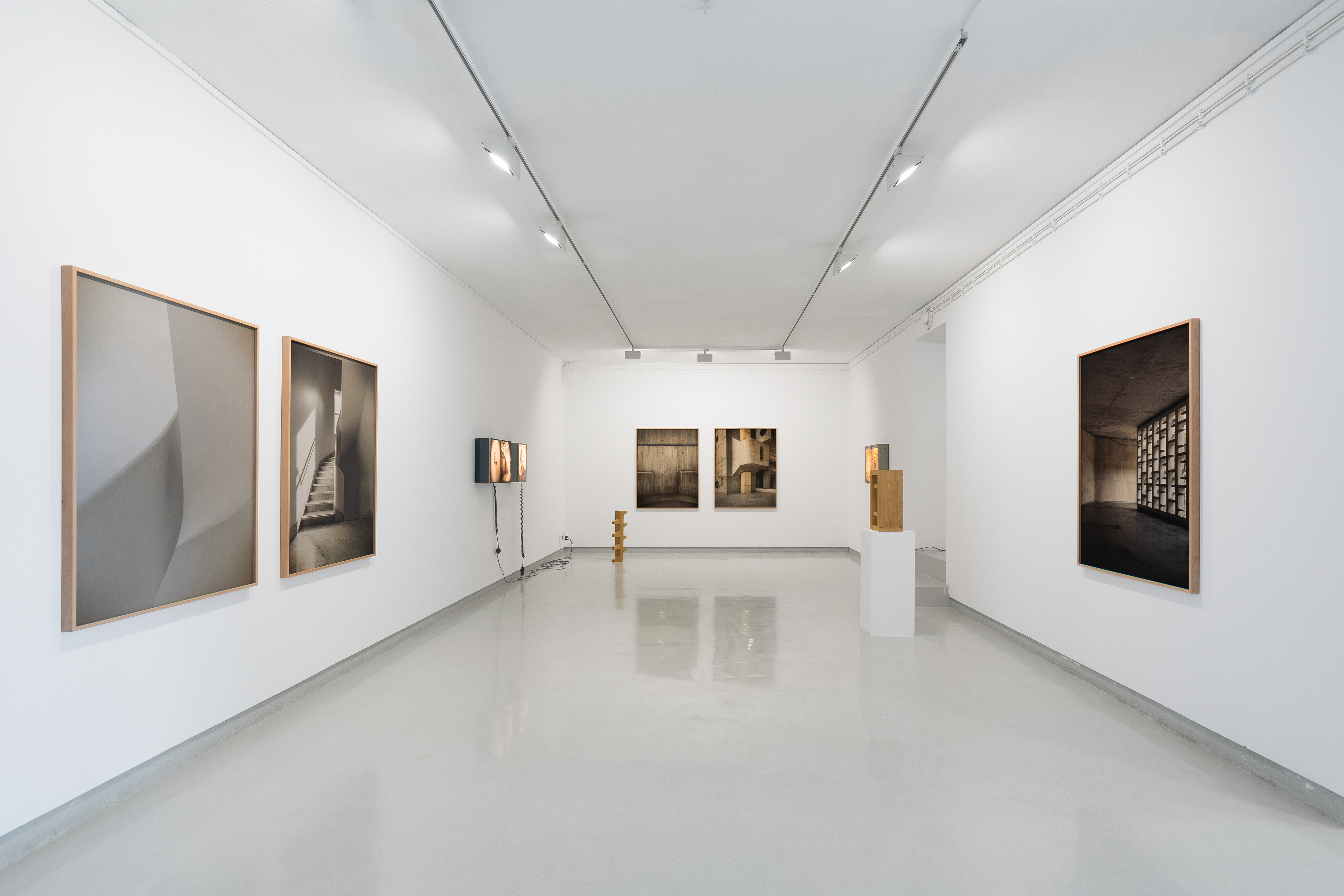 Umbral: A word frequently found in the poetry of Argentine poet Alejandra Pizarnik (1936–72), a contemporary of Victoria Ocampo and in love with her sister, the writer Silvina Ocampo. Umbral means a limit, a point of passage to the interior, or the beginning of something. Exhibition view at Galeria Presença. 2023.