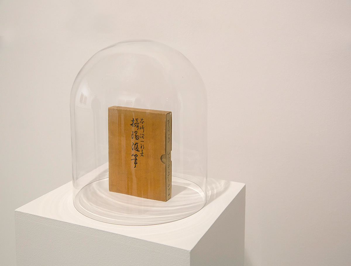 View of the first edition of In Praise of Shadow, by Junichiro Tanizaki (1932) under a glass dome.
