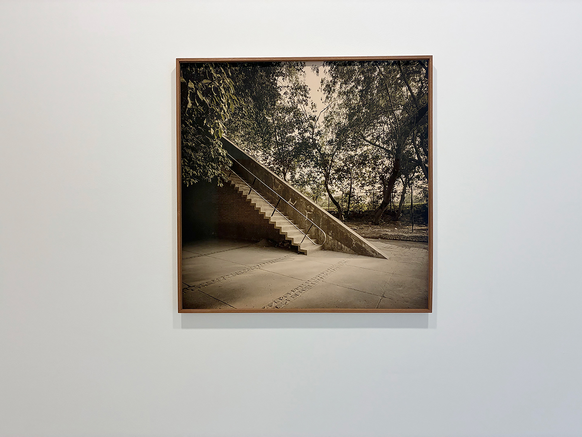 Detailed by Pierre Jeanneret, based on sketches by Le Corbusier, the gigantic order of overlapping brick pillars, interwoven with exposed steel structural elements, and the long, uninterrupted sequence of double staircases make this a singular, sublime, and almost surreal structure.
