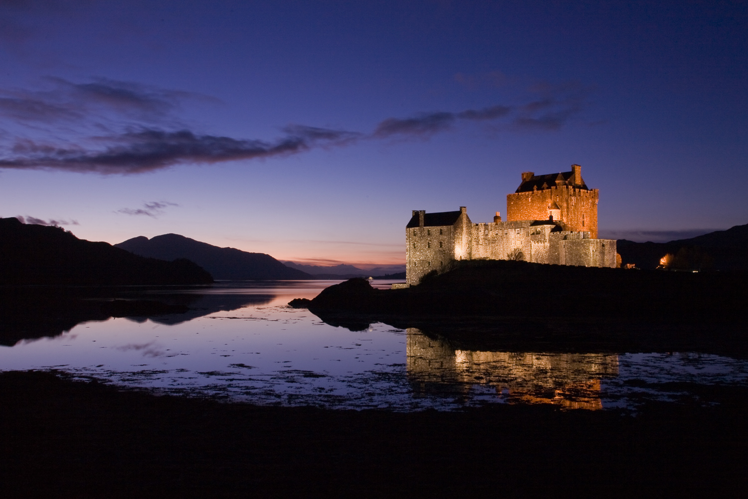 Photo of Eilean Donan castle in the evening,Photo by phil Restan