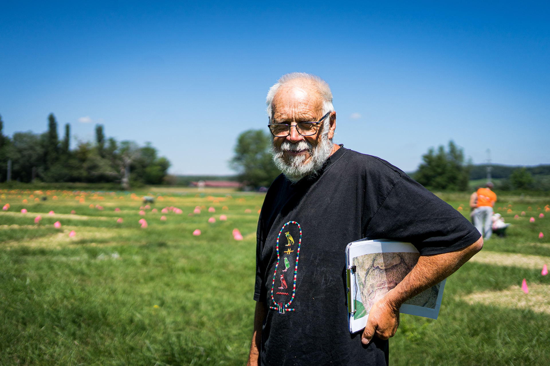 Portrait de l'artiste Pierre Duc devant sa fresque géante pour le passage du Tour de France 2022. Photo pour Le Progrès.
