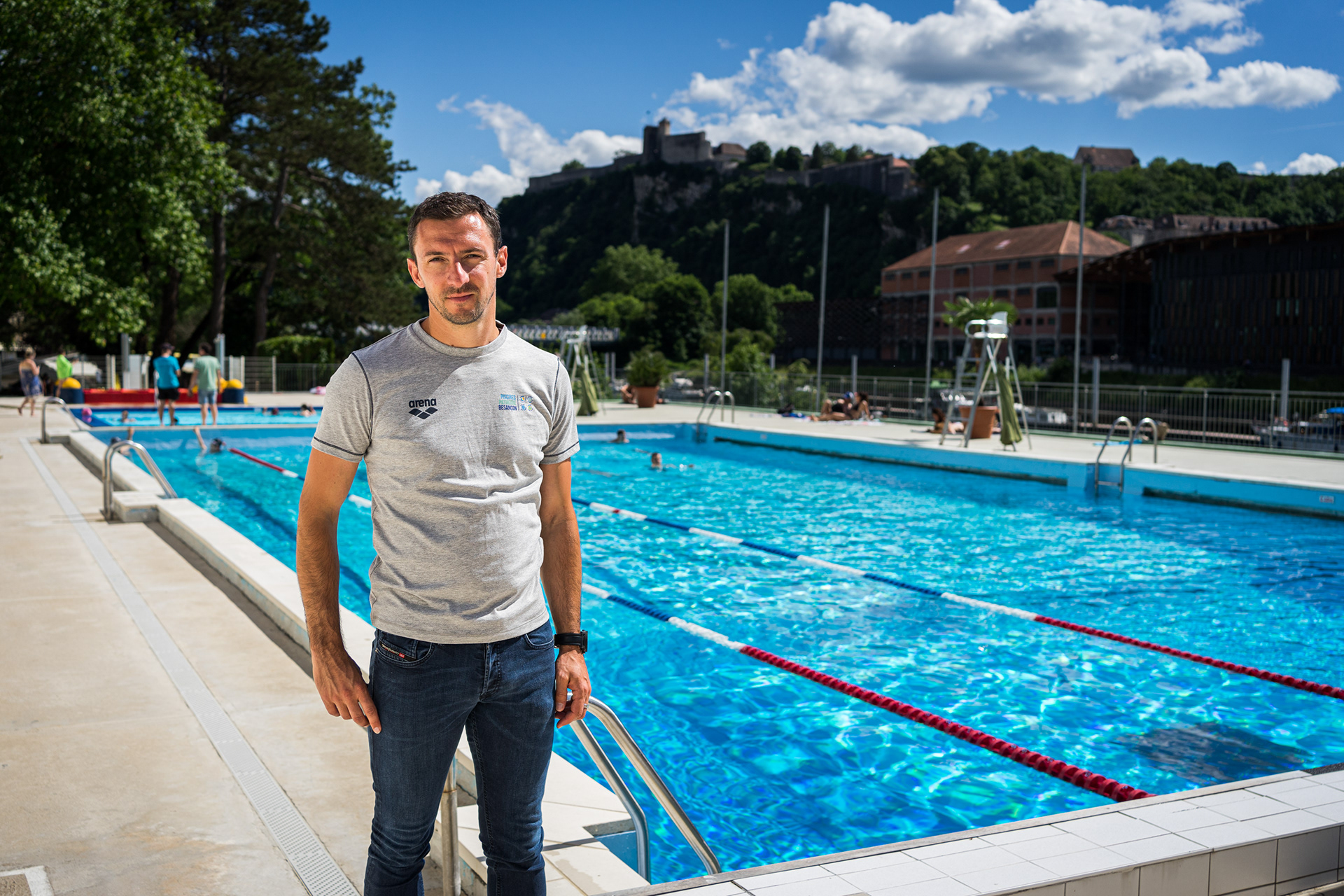 Portrait de Simon Devaux, chef du service piscine de la Ville de Besançon. Photo pour l'Est Républicain.