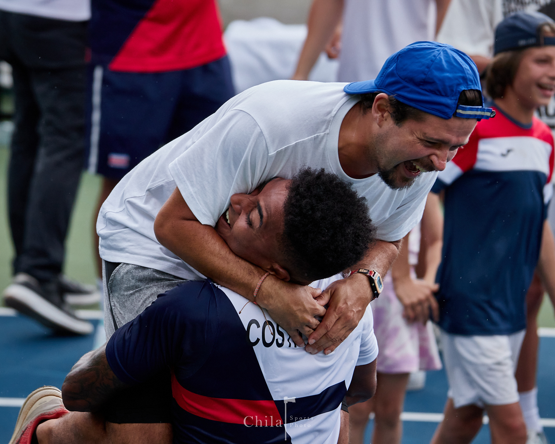 Enrique Naranjo y Jessie Flores (CRC) celebran su estadía en el Grupo III