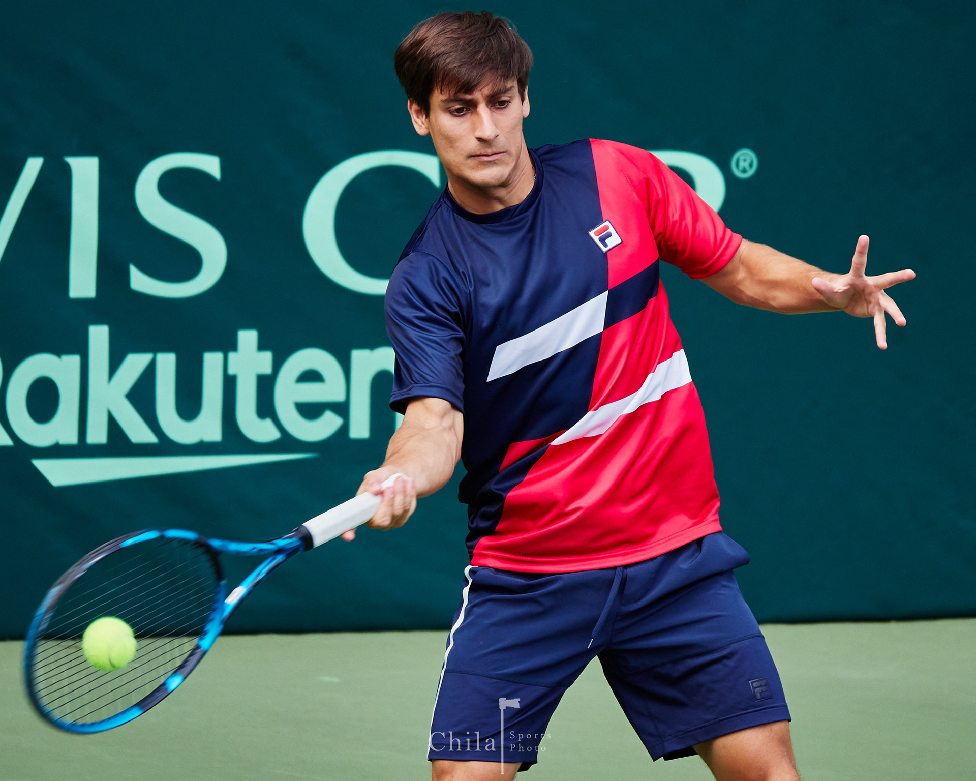 Sebastián Quirós (CRC) realiza su calentamiento para su partido de individuales