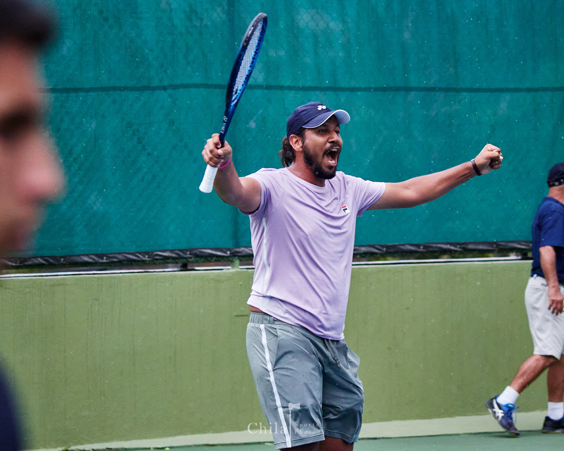 Luis Gomez (PAN) celebra un punto importante en su partido de dobles